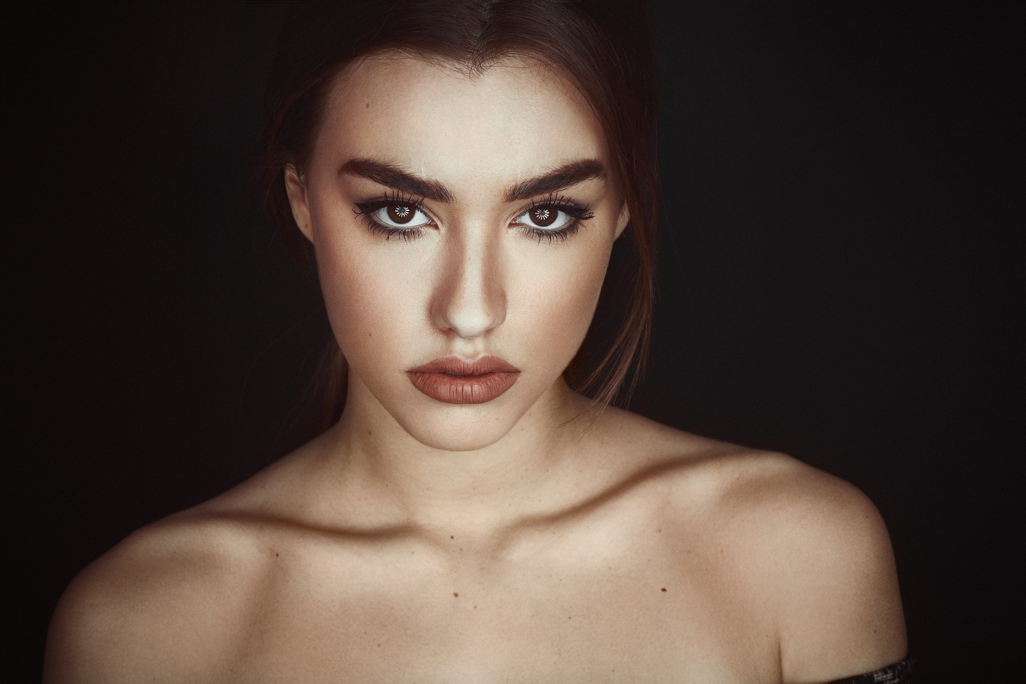 Woman with bare shoulders against black background HD Wallpaper