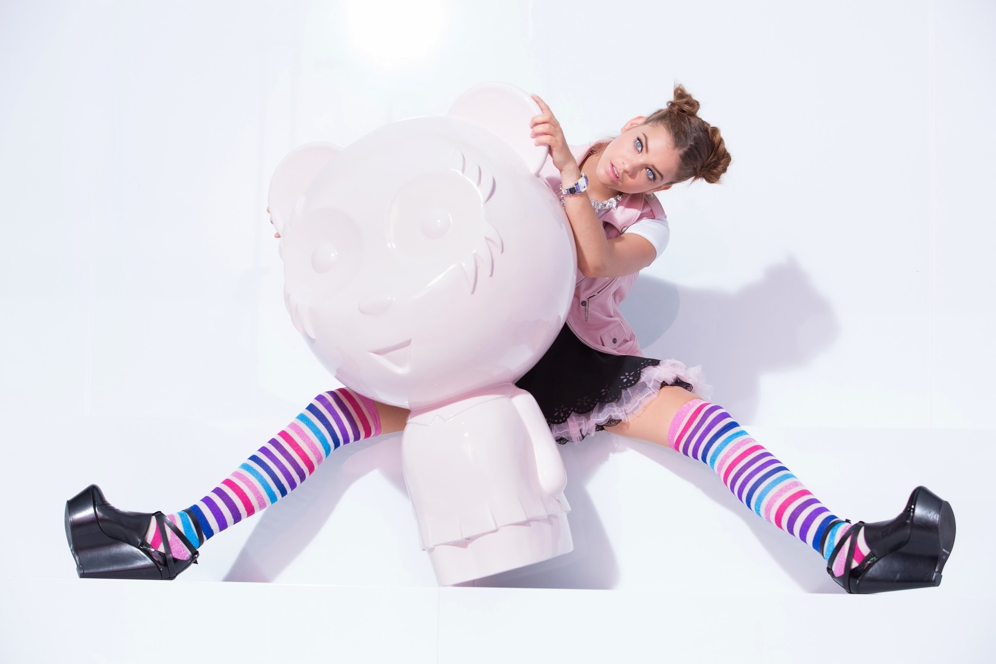 Barbara Palvin with a large pink bear toy HD Wallpaper