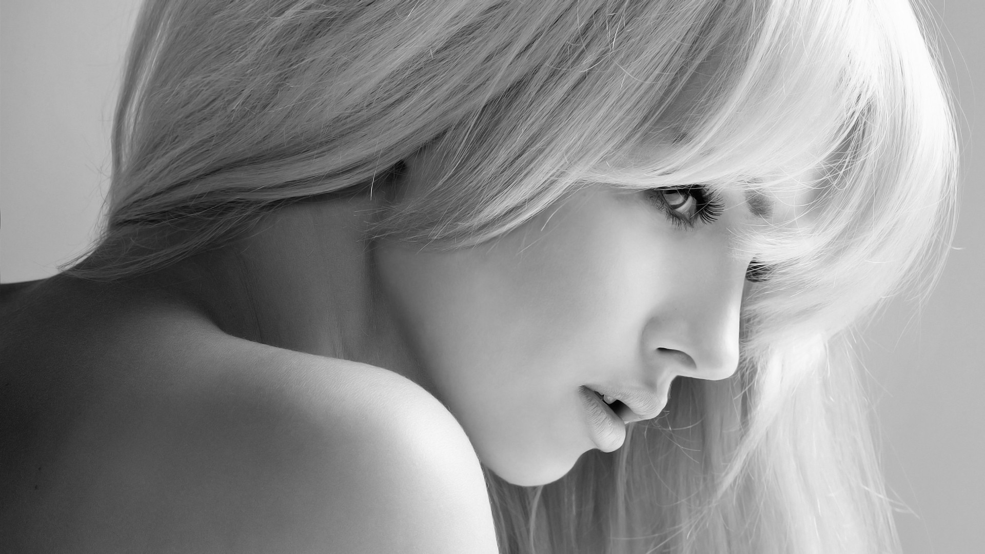 Black and white portrait of a woman HD Wallpaper