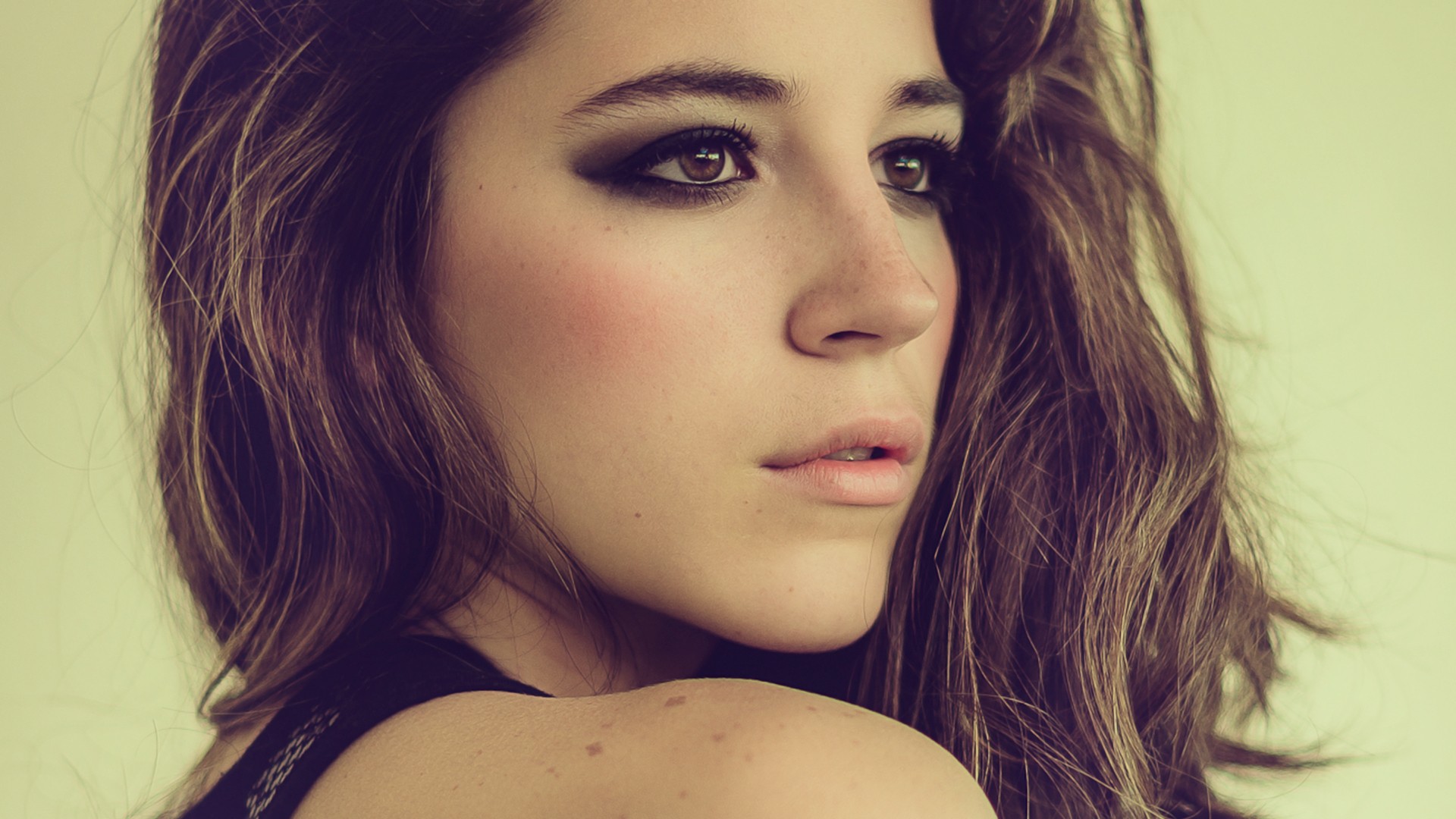 Woman with dark eye makeup and brown hair HD Wallpaper
