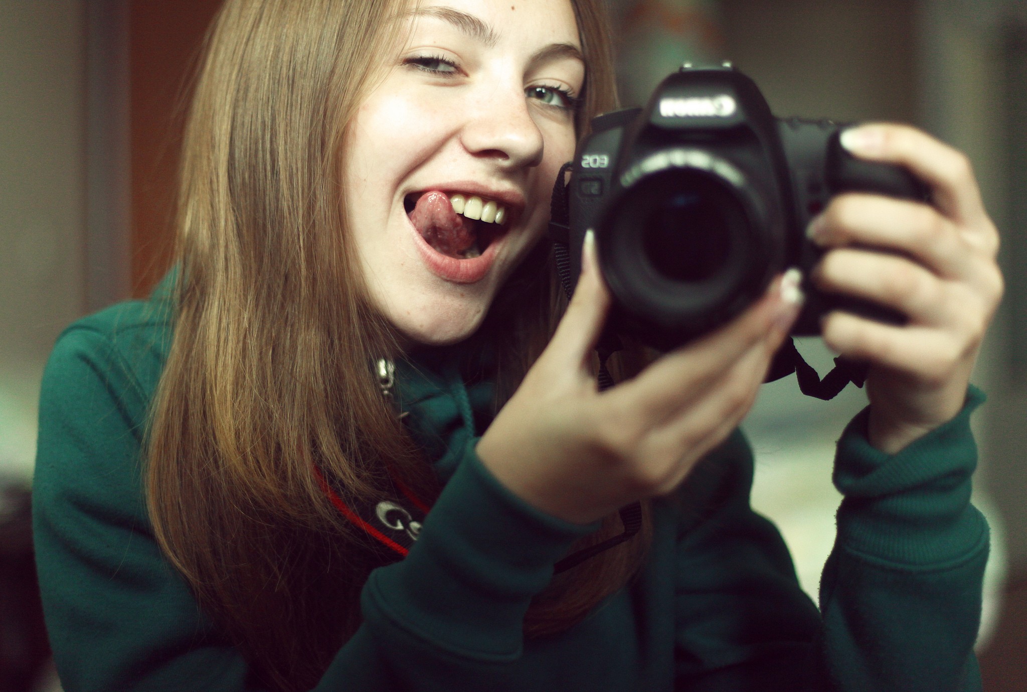 Woman taking a selfie with a Canon camera HD Wallpaper