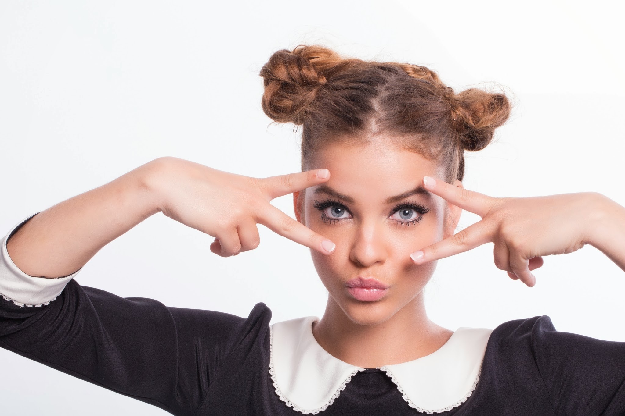 Barbara Palvin posing with peace signs HD Wallpaper