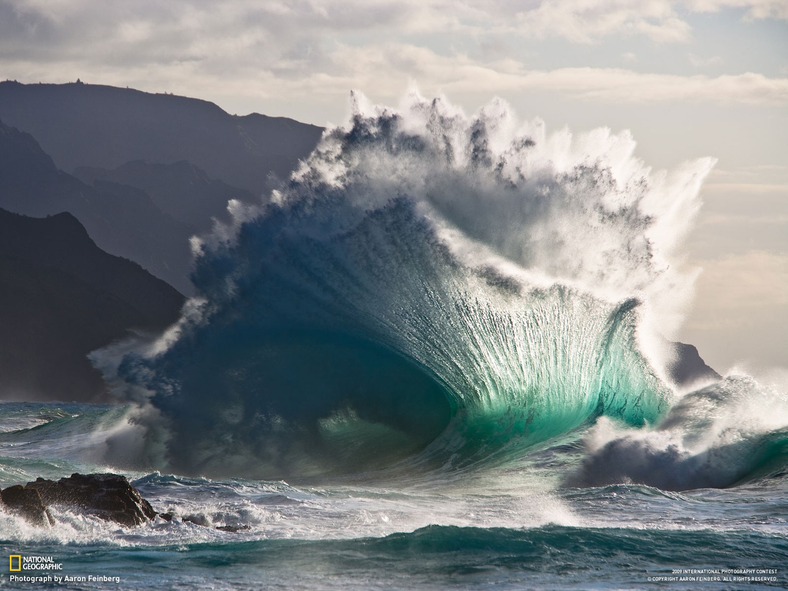 Massive wave crashing near mountains HD Wallpaper