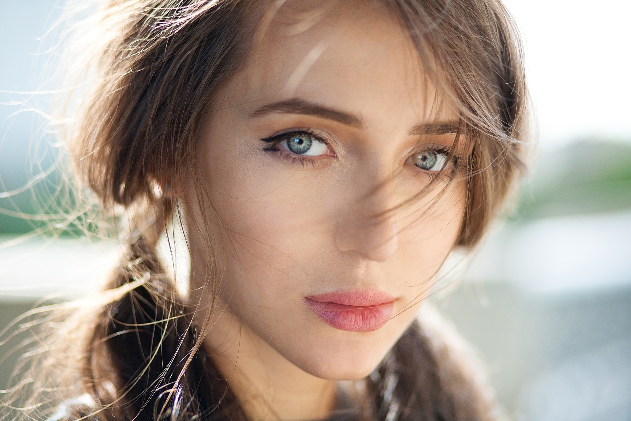 Close-up portrait of a young woman with blue eyes HD Wallpaper