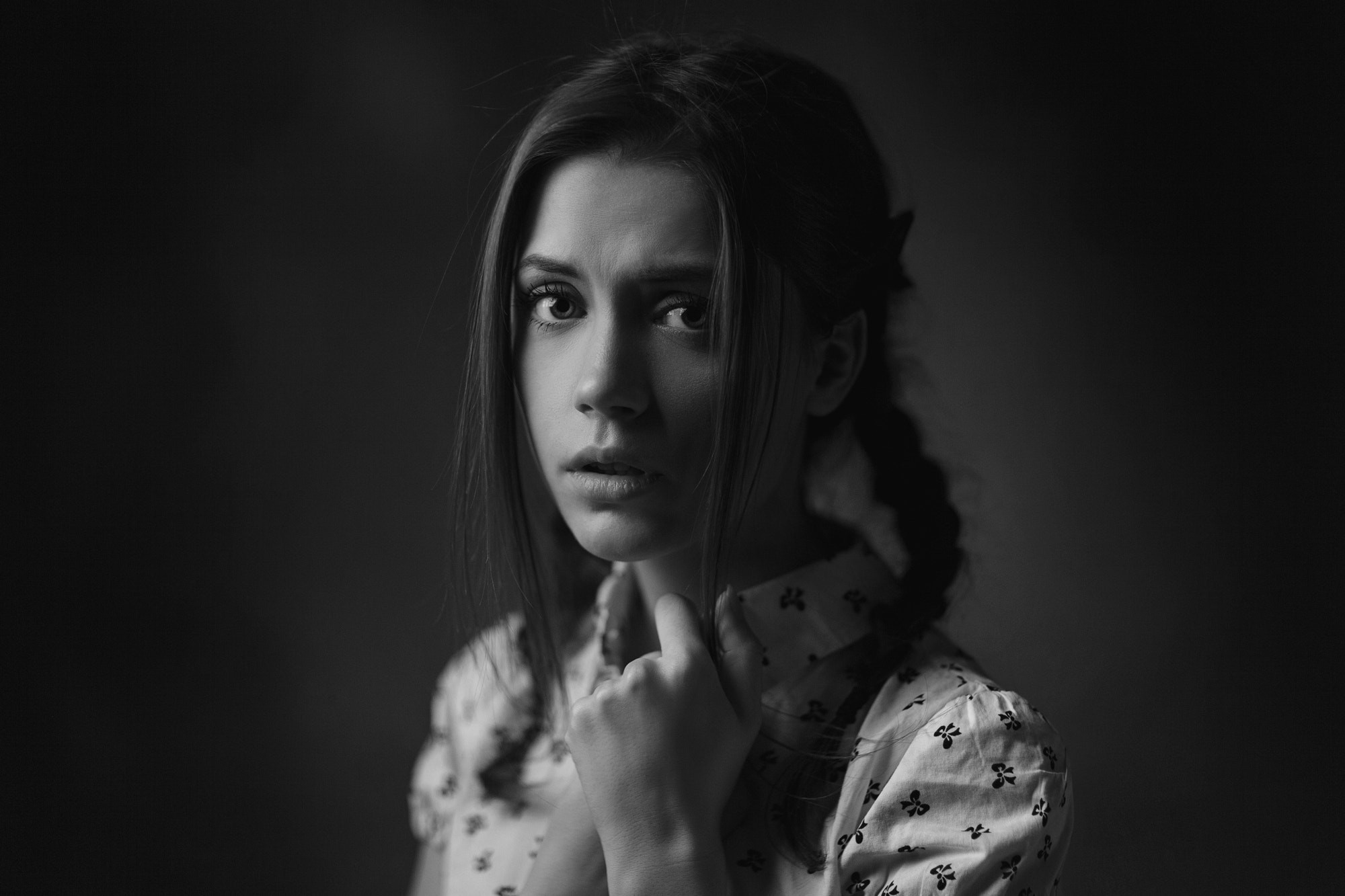 Monochrome portrait of Ksenia Kokoreva HD Wallpaper