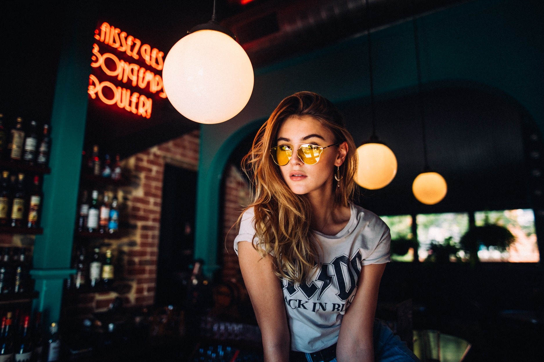 Woman with sunglasses in a bar HD Wallpaper