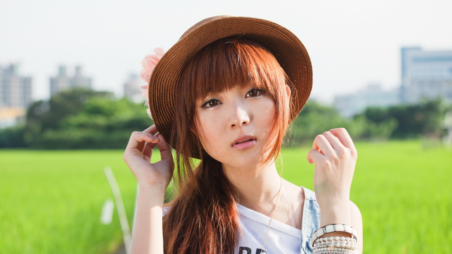 Young Asian woman wearing a hat in a field HD Wallpaper