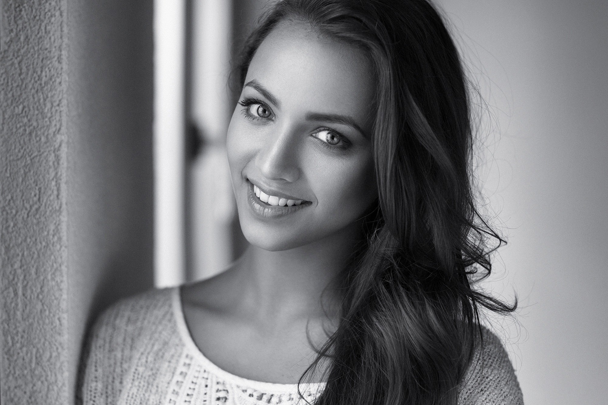 Monochrome portrait of a smiling woman HD Wallpaper