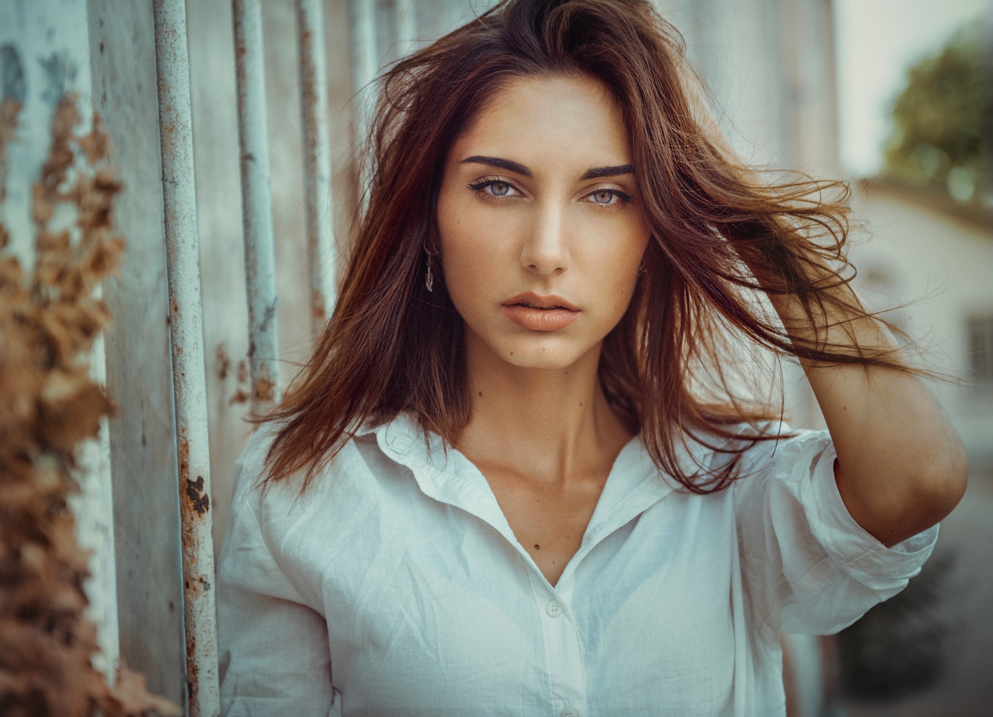 Portrait of a woman with brown hair and blue eyes HD Wallpaper