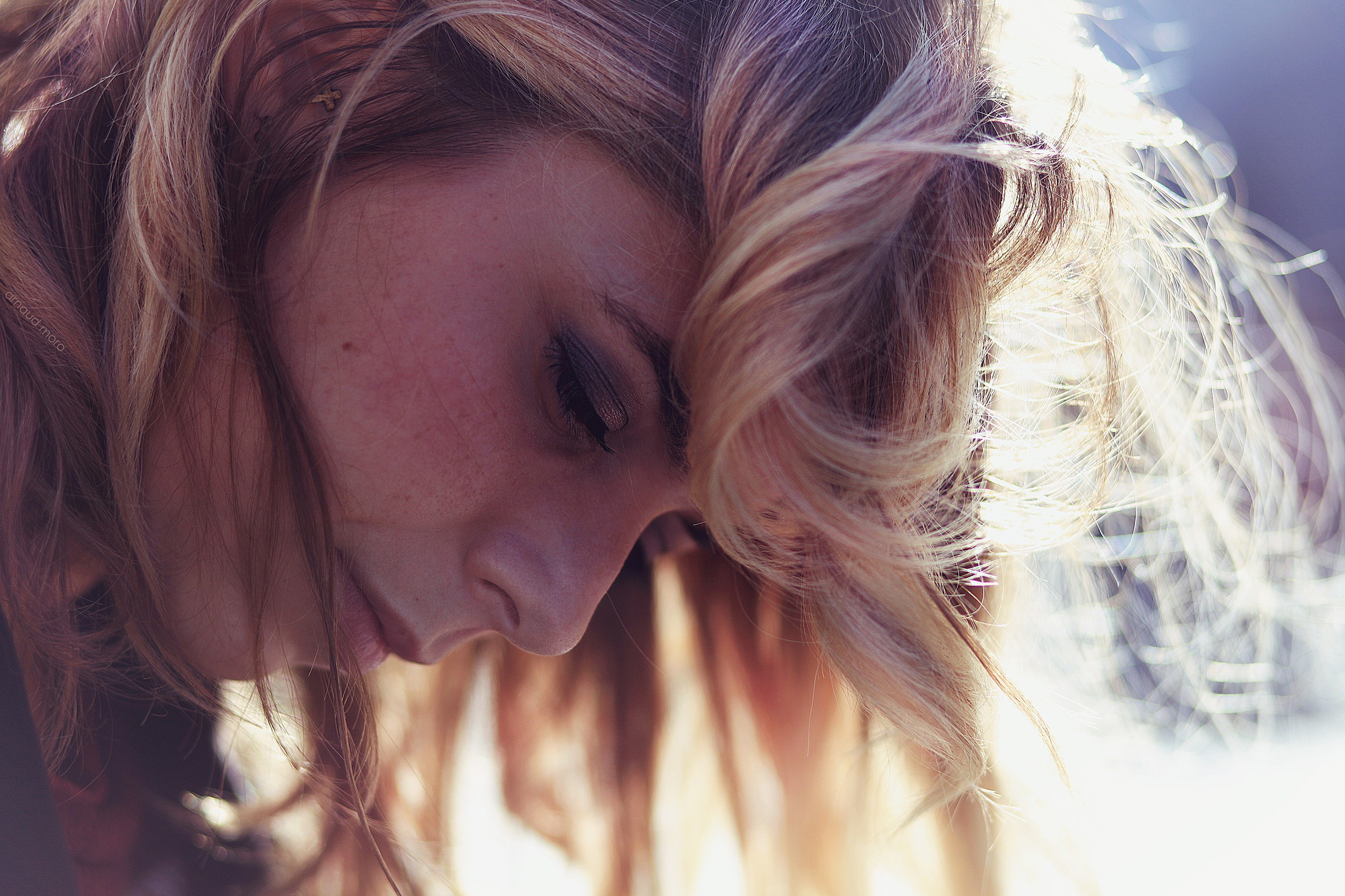 Close-up of a young woman with blonde hair HD Wallpaper