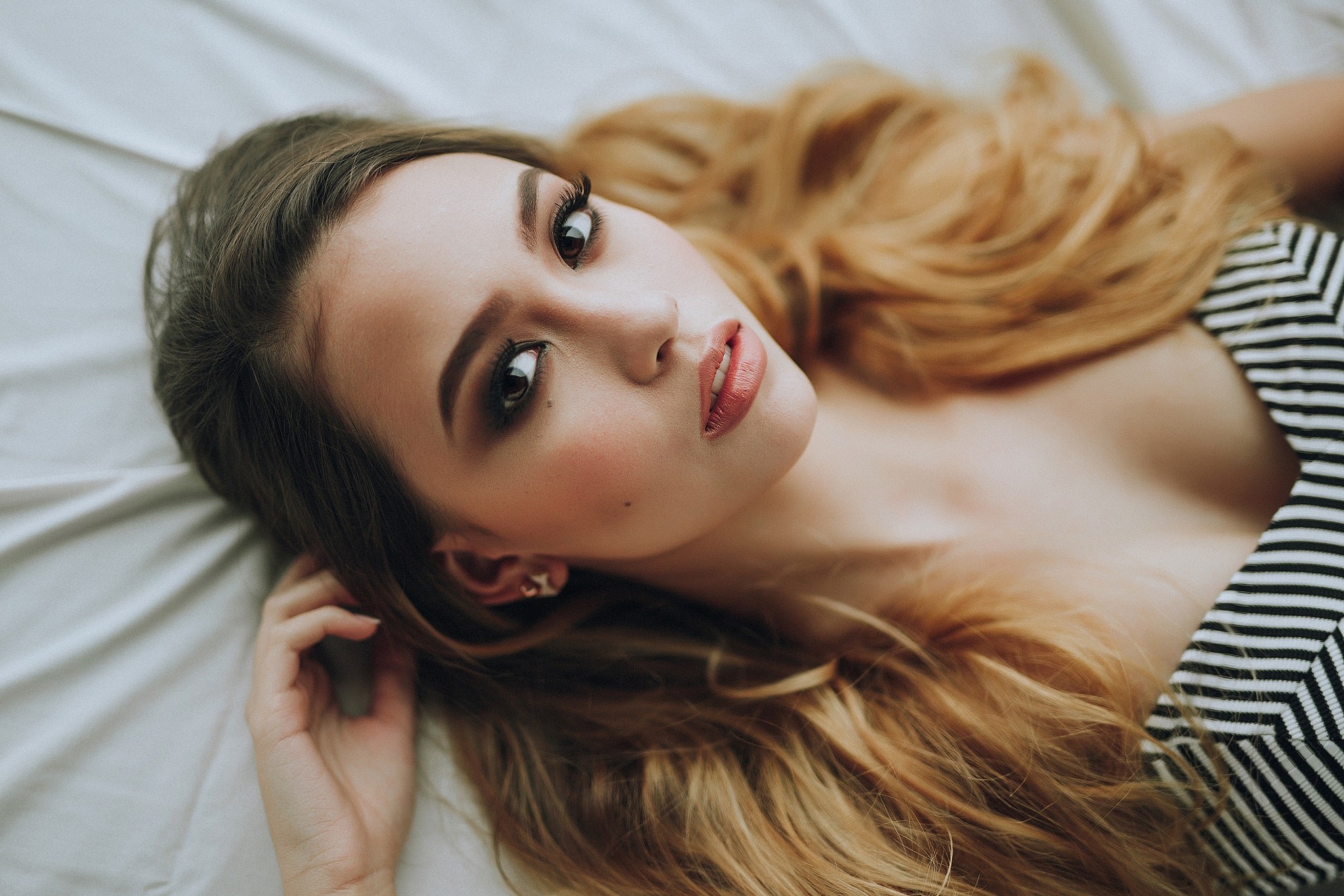 Woman with long blonde hair lying down HD Wallpaper