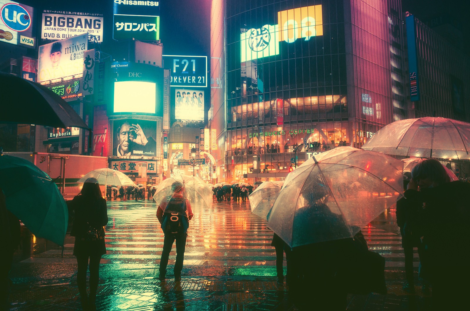 Shibuya Crossing at Night with People and Umbrellas HD Wallpaper