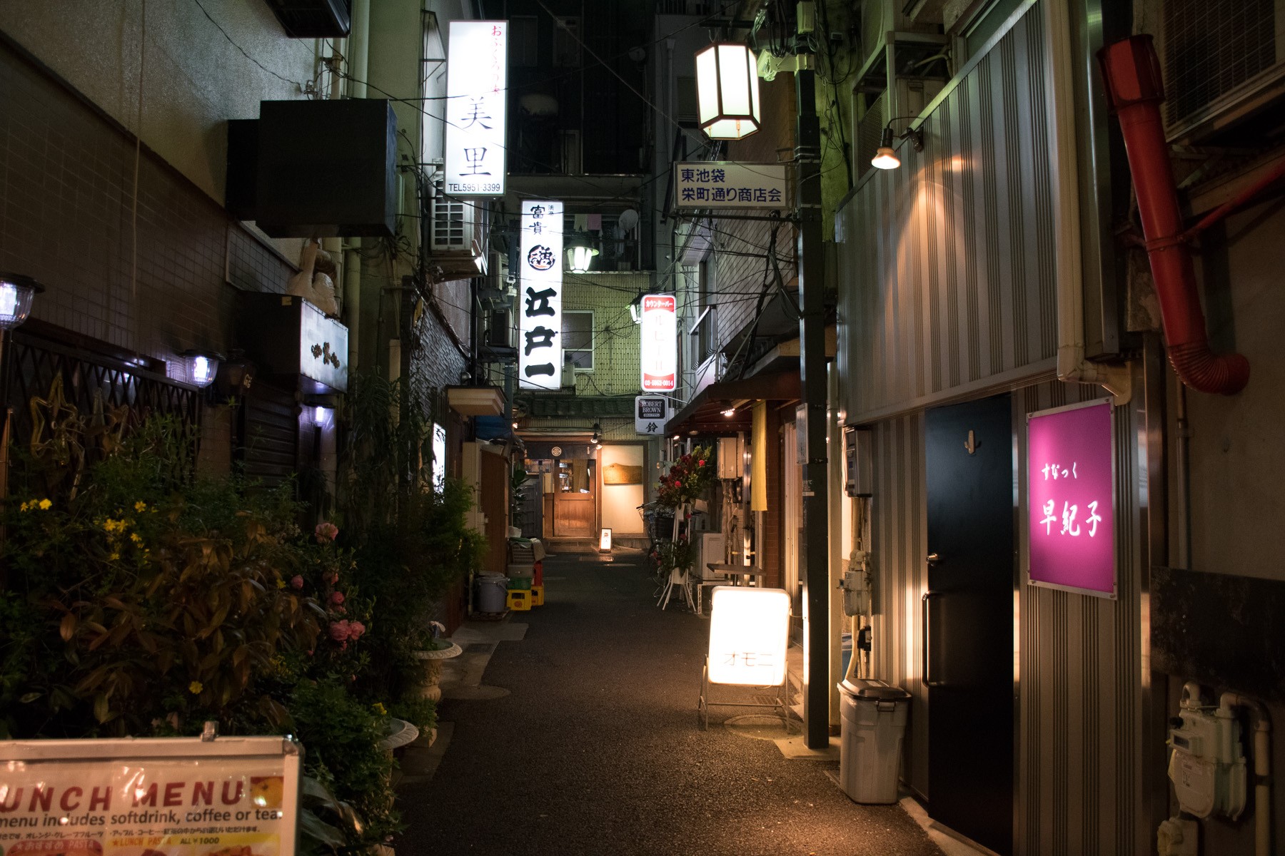 Japanese Alleyway with Neon Signs and Restaurants HD Wallpaper