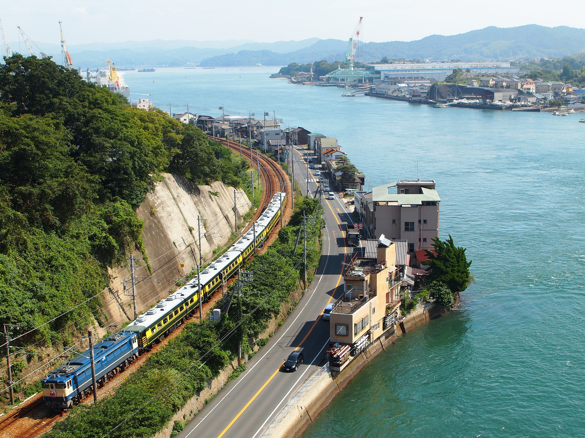 Train traveling along the coast in Japan HD Wallpaper