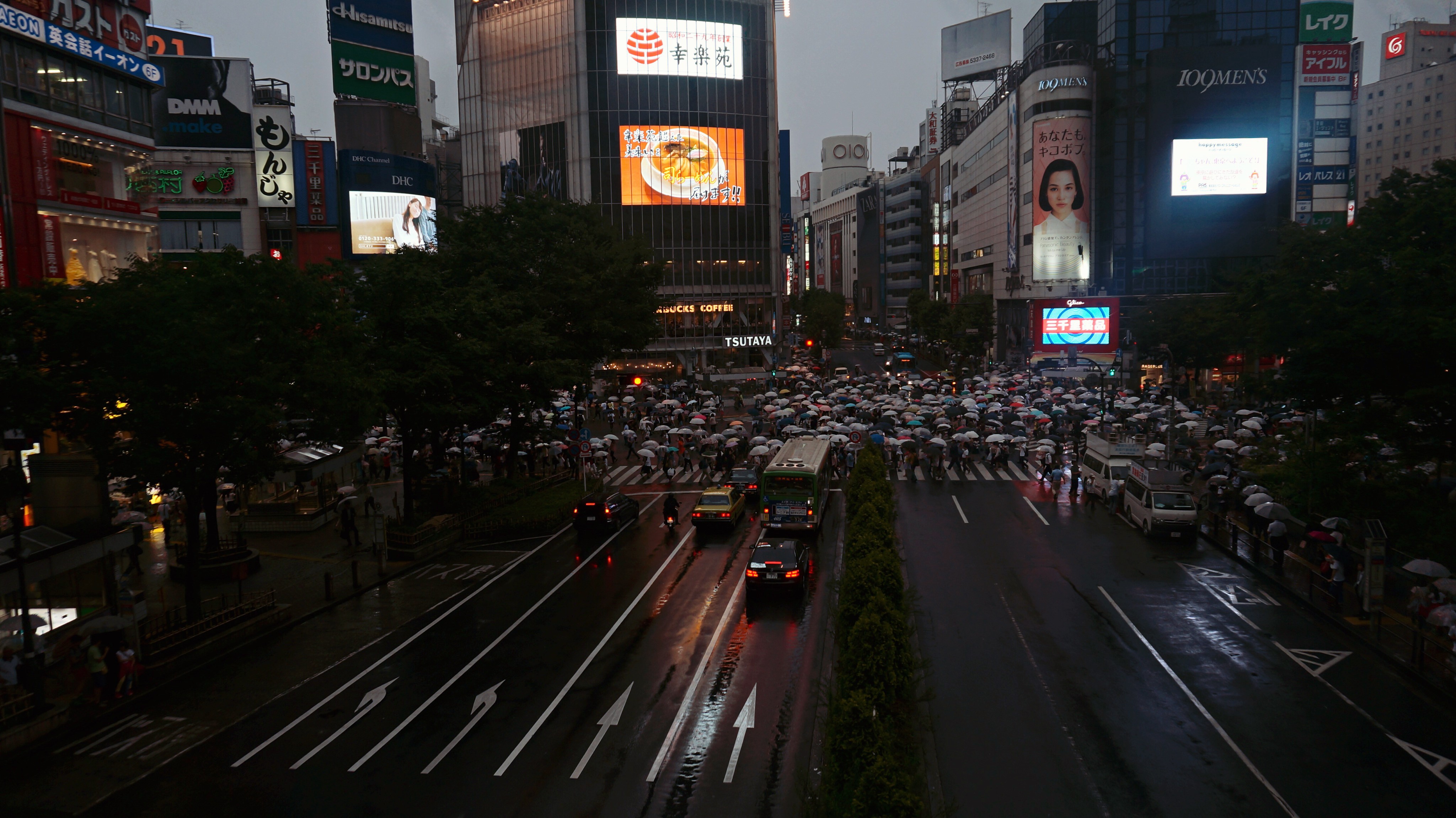 Shibuya Crossing in Tokyo, Japan HD Wallpaper