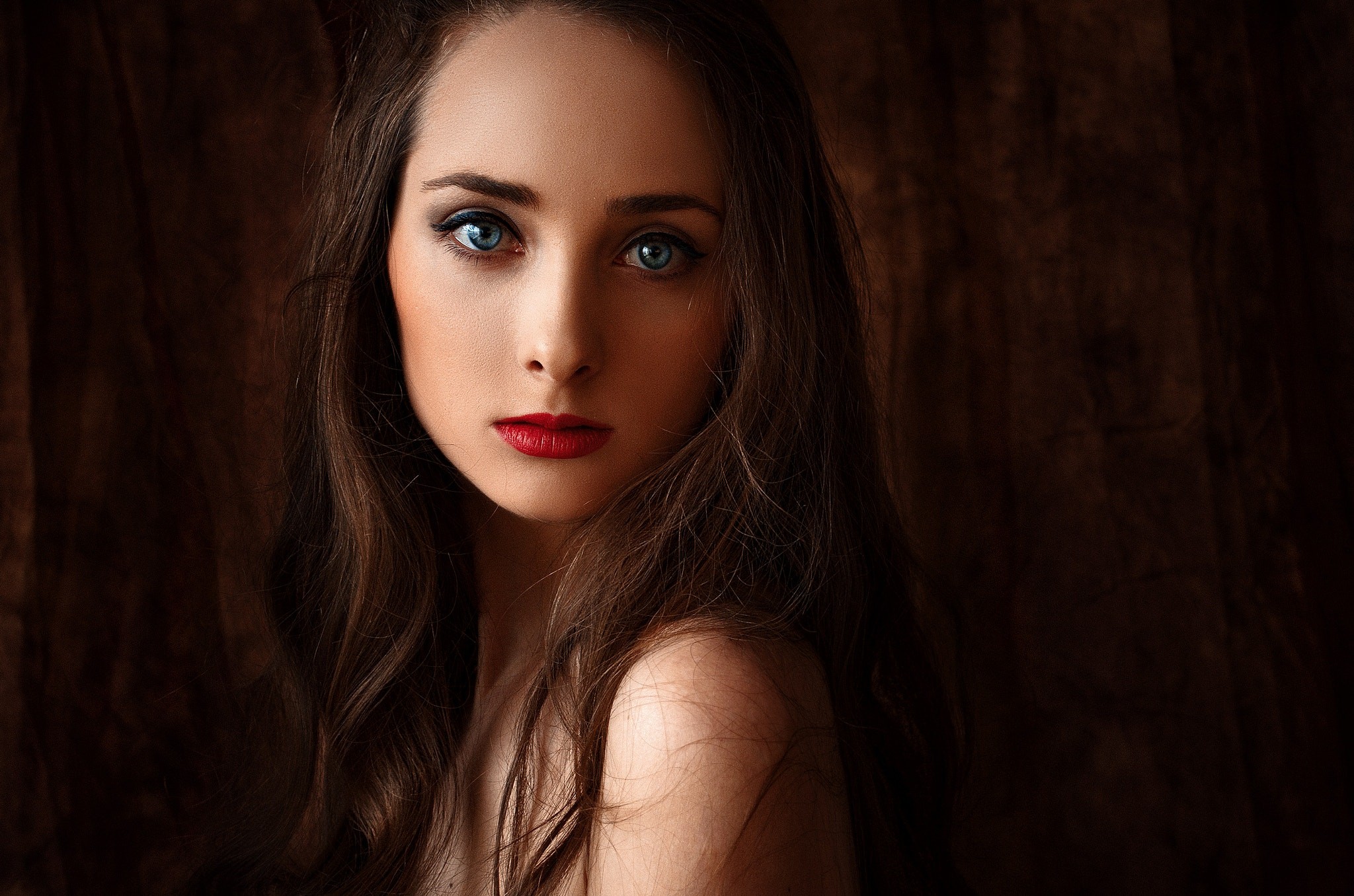 Woman with blue eyes and red lipstick HD Wallpaper