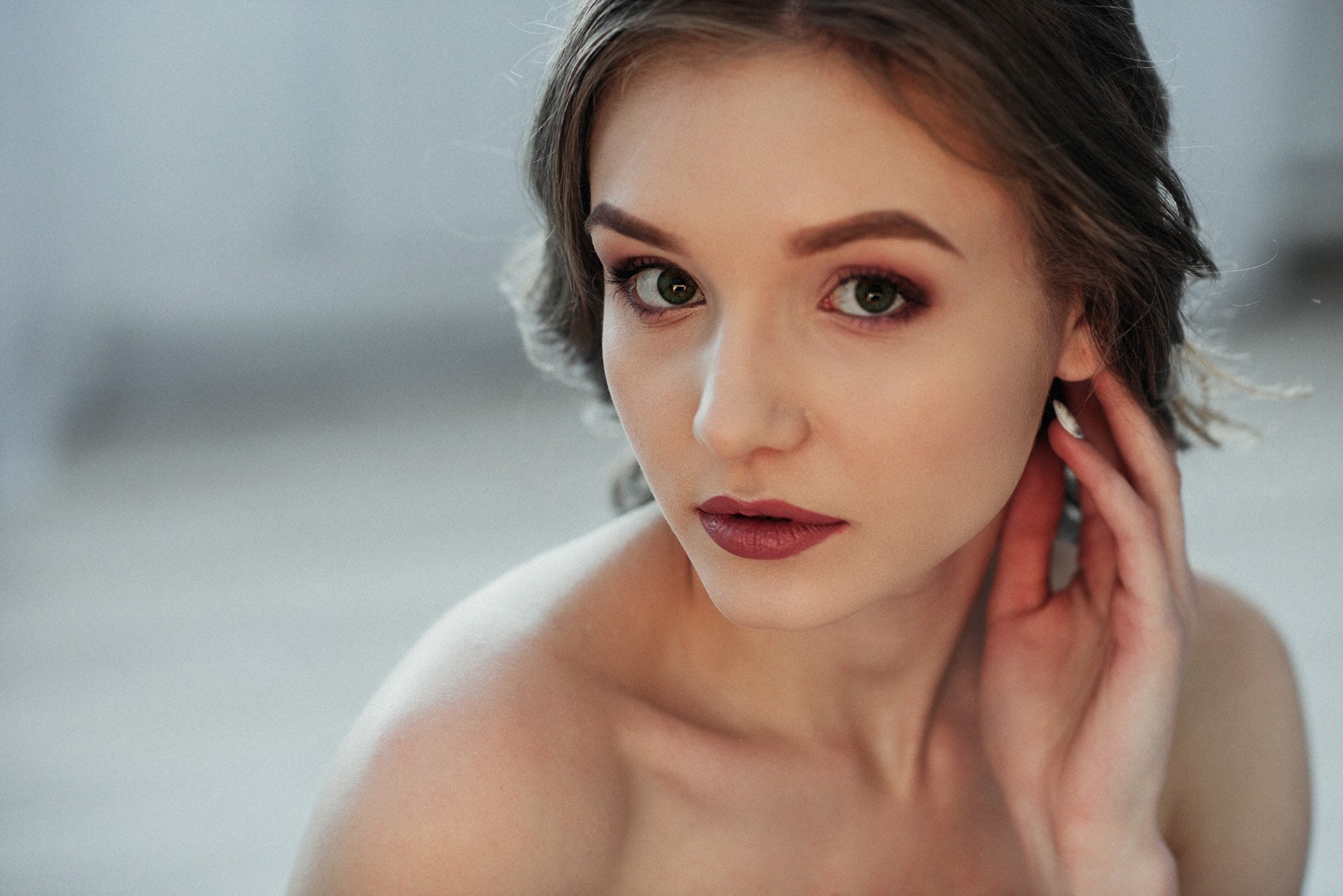 Portrait of a young woman with makeup HD Wallpaper