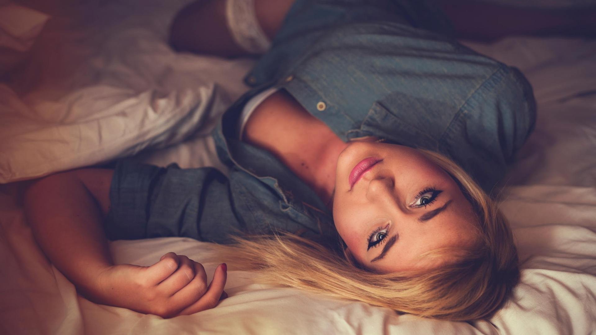 Woman lying on a bed HD Wallpaper