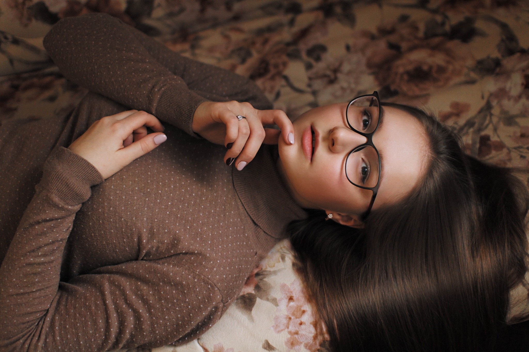 Woman with glasses lying down HD Wallpaper