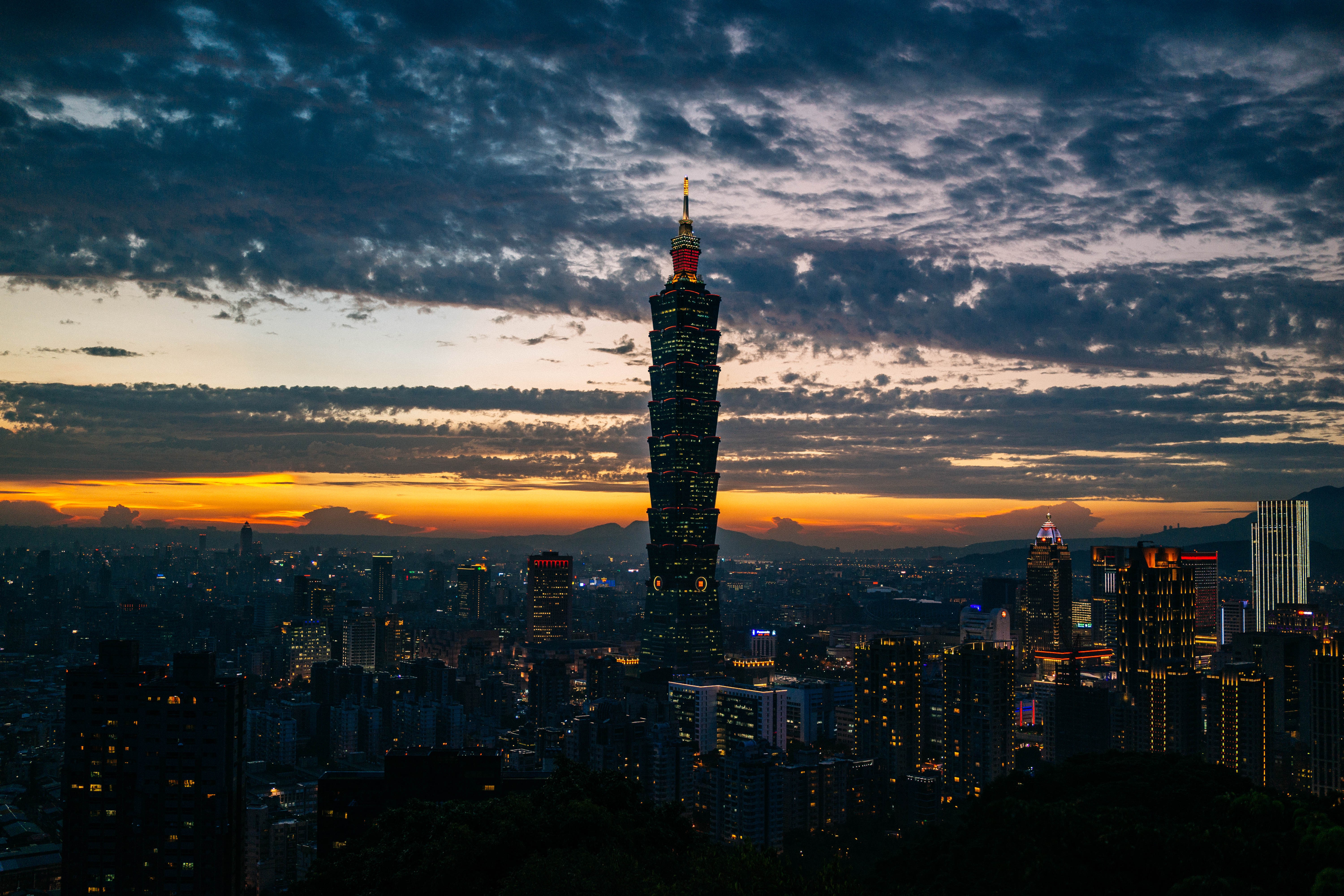 Taipei 101 skyscraper at sunset with clouds HD Wallpaper