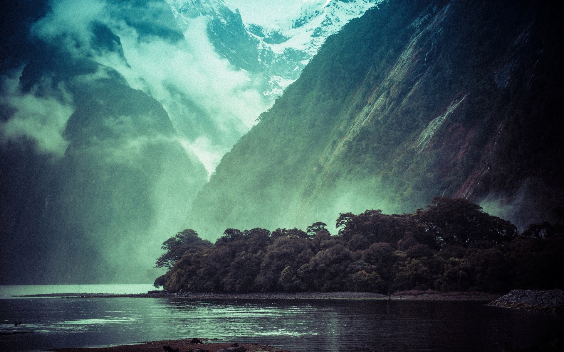 Misty Mountains and Lake in New Zealand HD Wallpaper