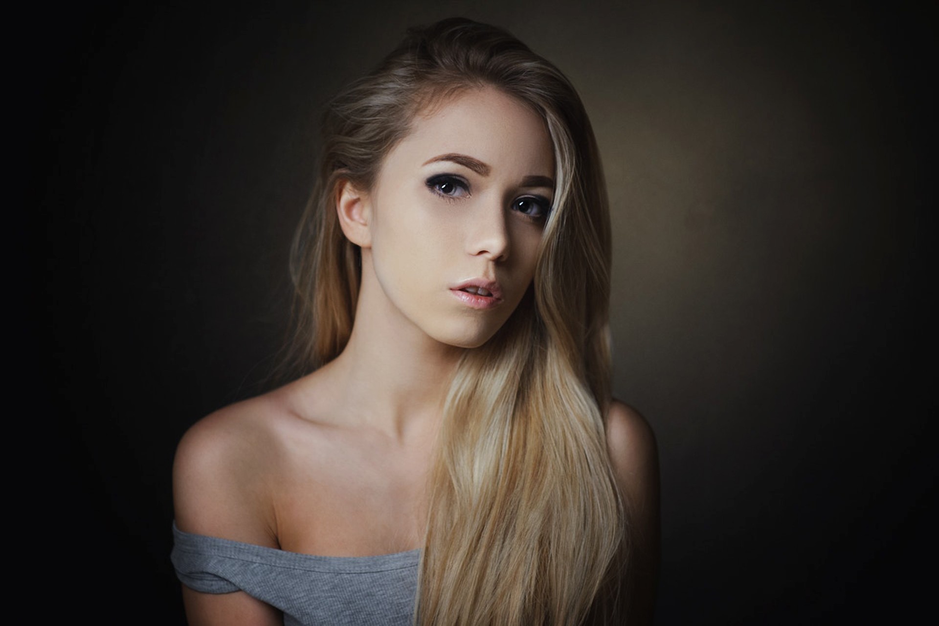 Portrait of a blonde woman with makeup HD Wallpaper