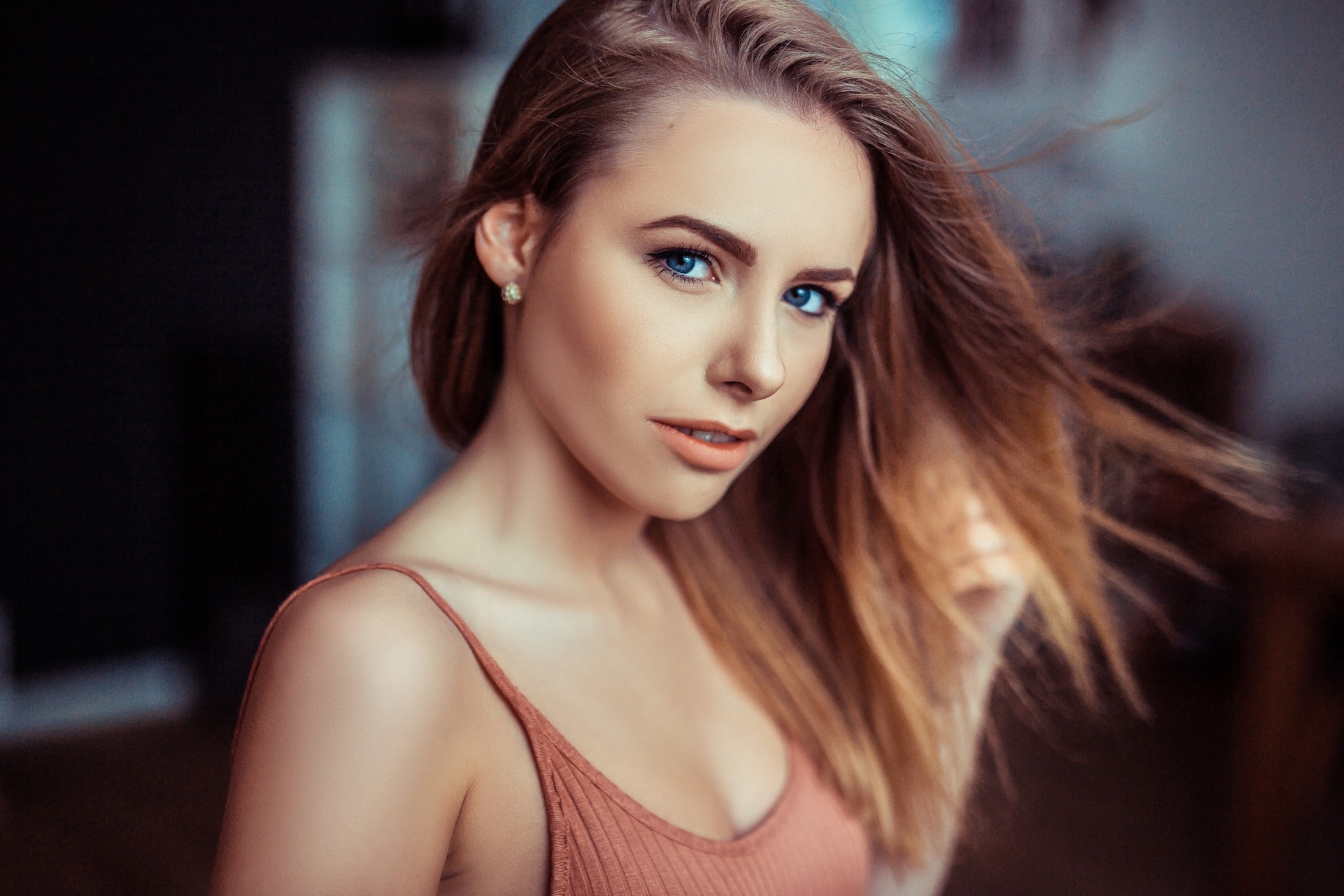 Woman with blue eyes and blonde hair HD Wallpaper
