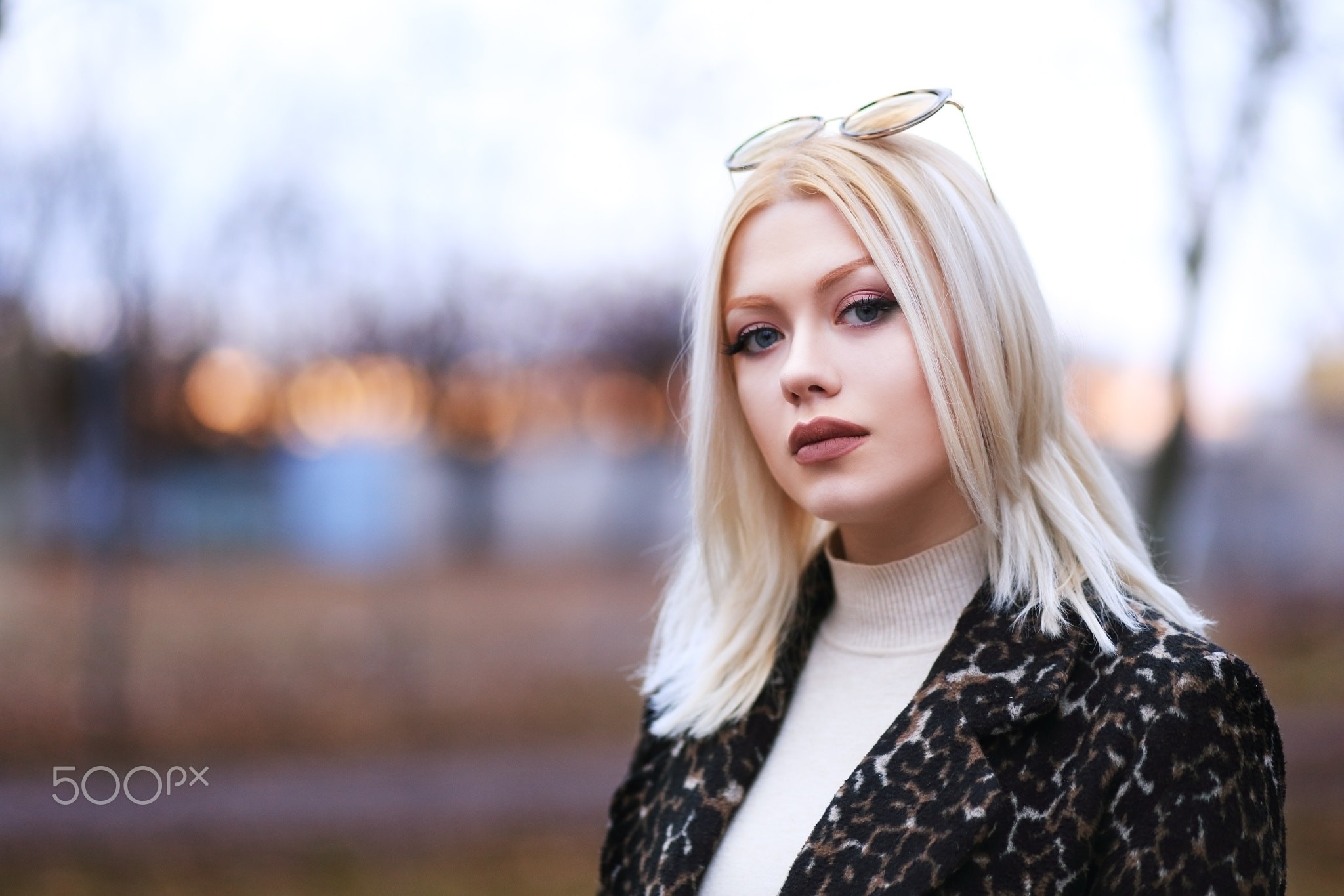 Woman with blonde hair and leopard print coat HD Wallpaper