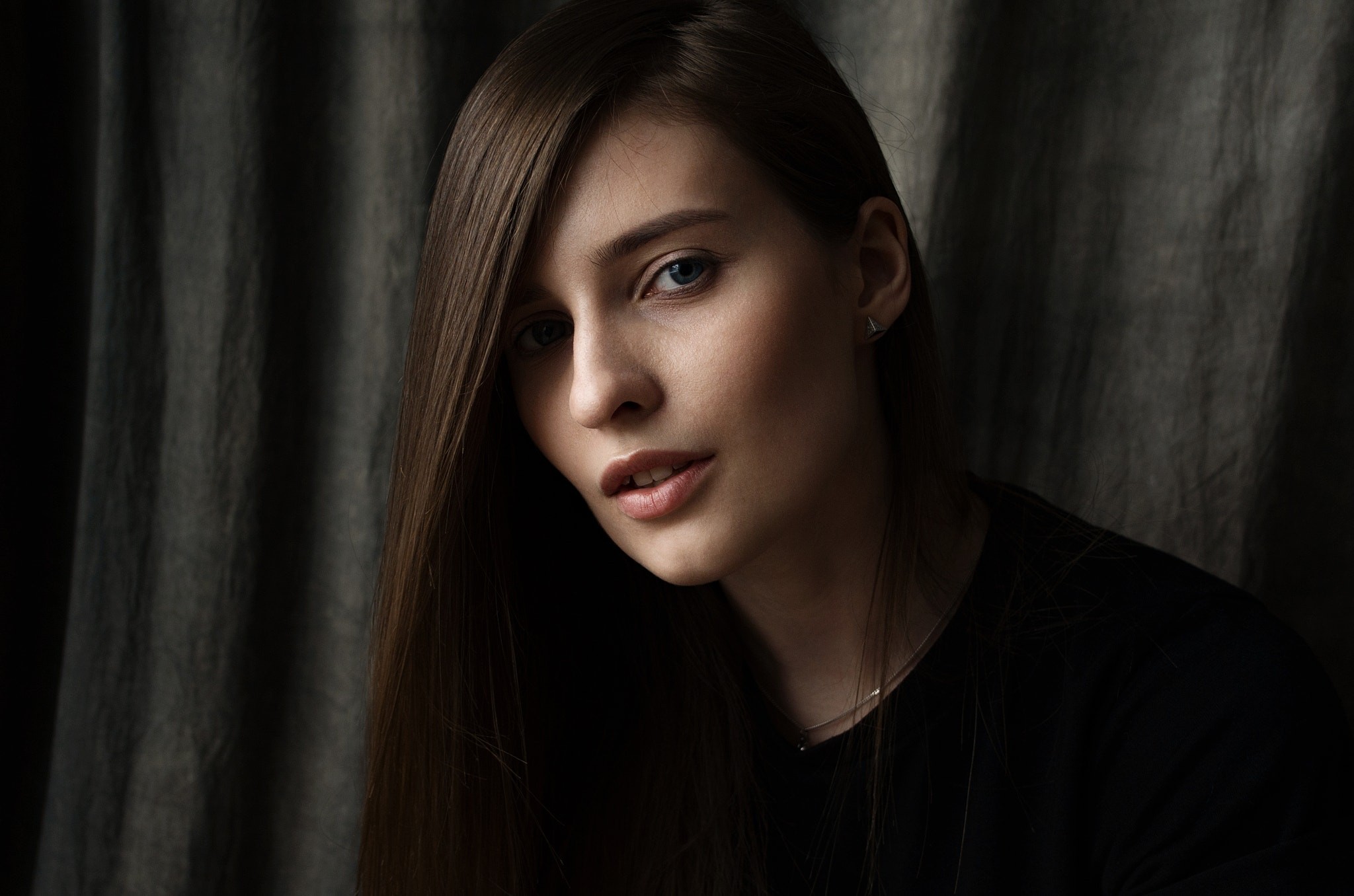 Portrait of Yana Maynik with straight hair HD Wallpaper