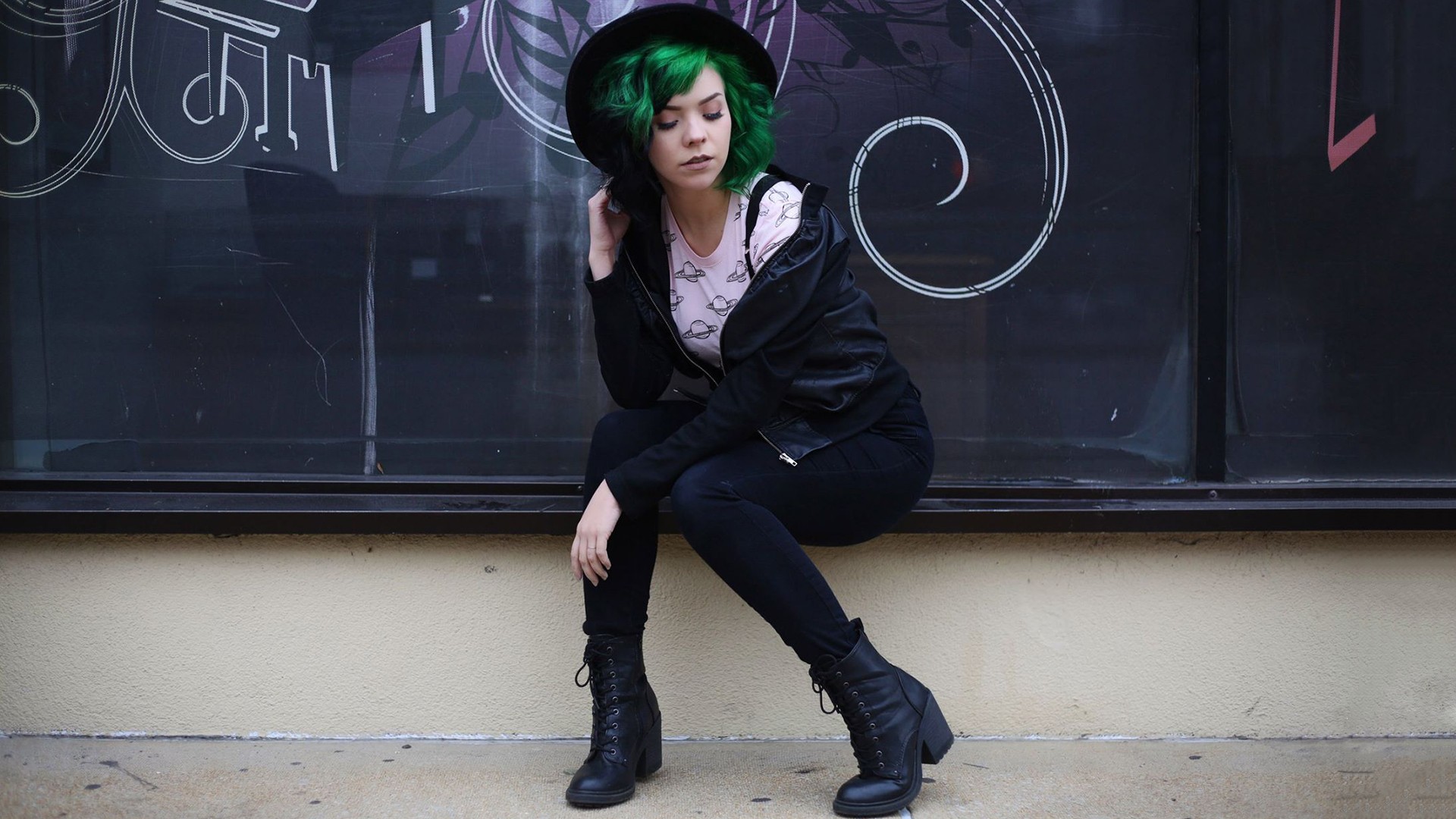 Woman with green dyed hair wearing black clothing and hat HD Wallpaper