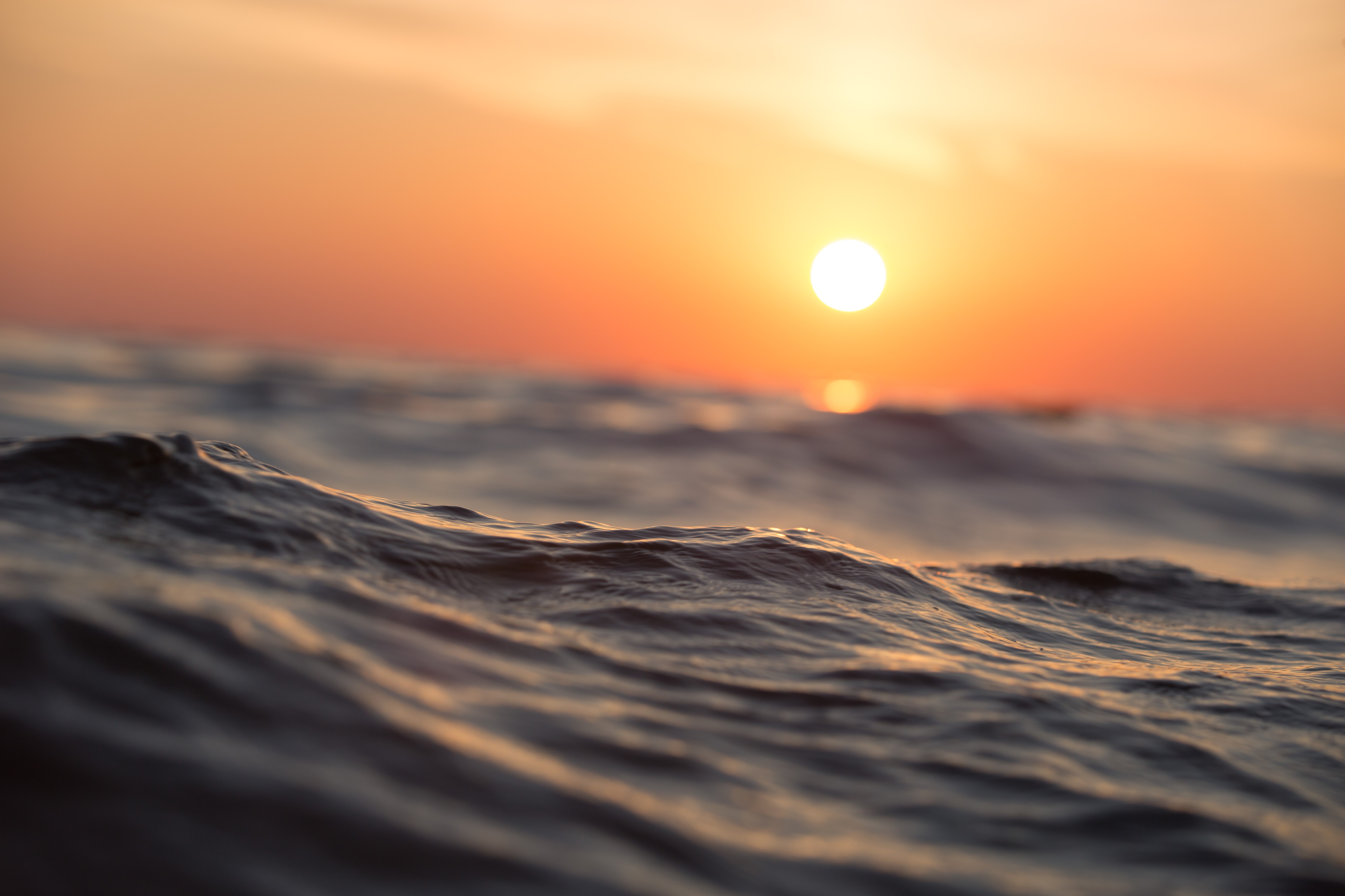Sunset over the ocean waves HD Wallpaper