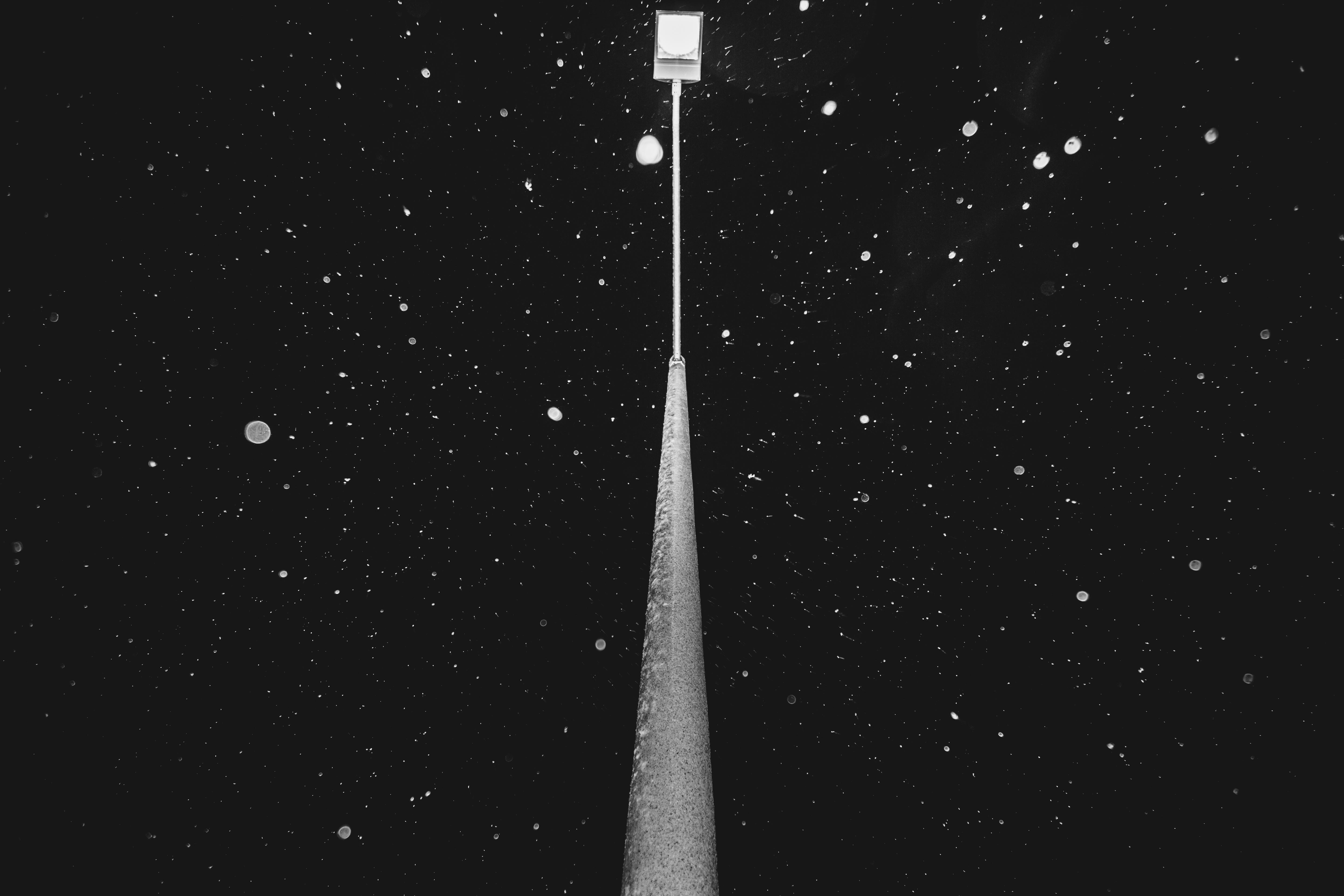 Street light in a snowstorm HD Wallpaper