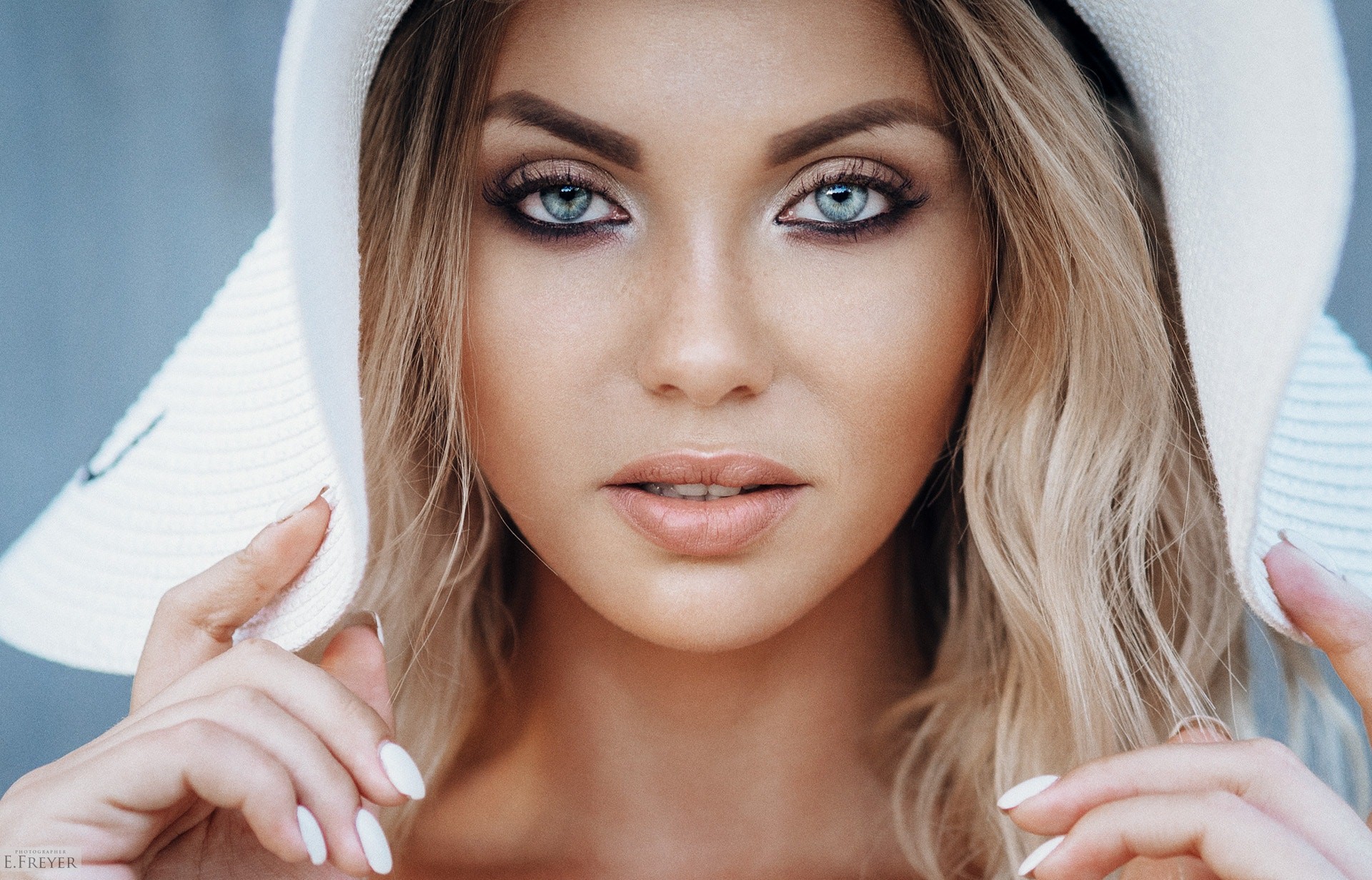 Woman with blonde hair wearing a white hat HD Wallpaper