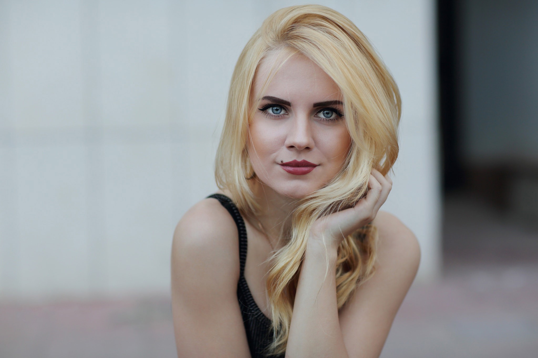 Portrait of a blonde woman with blue eyes HD Wallpaper