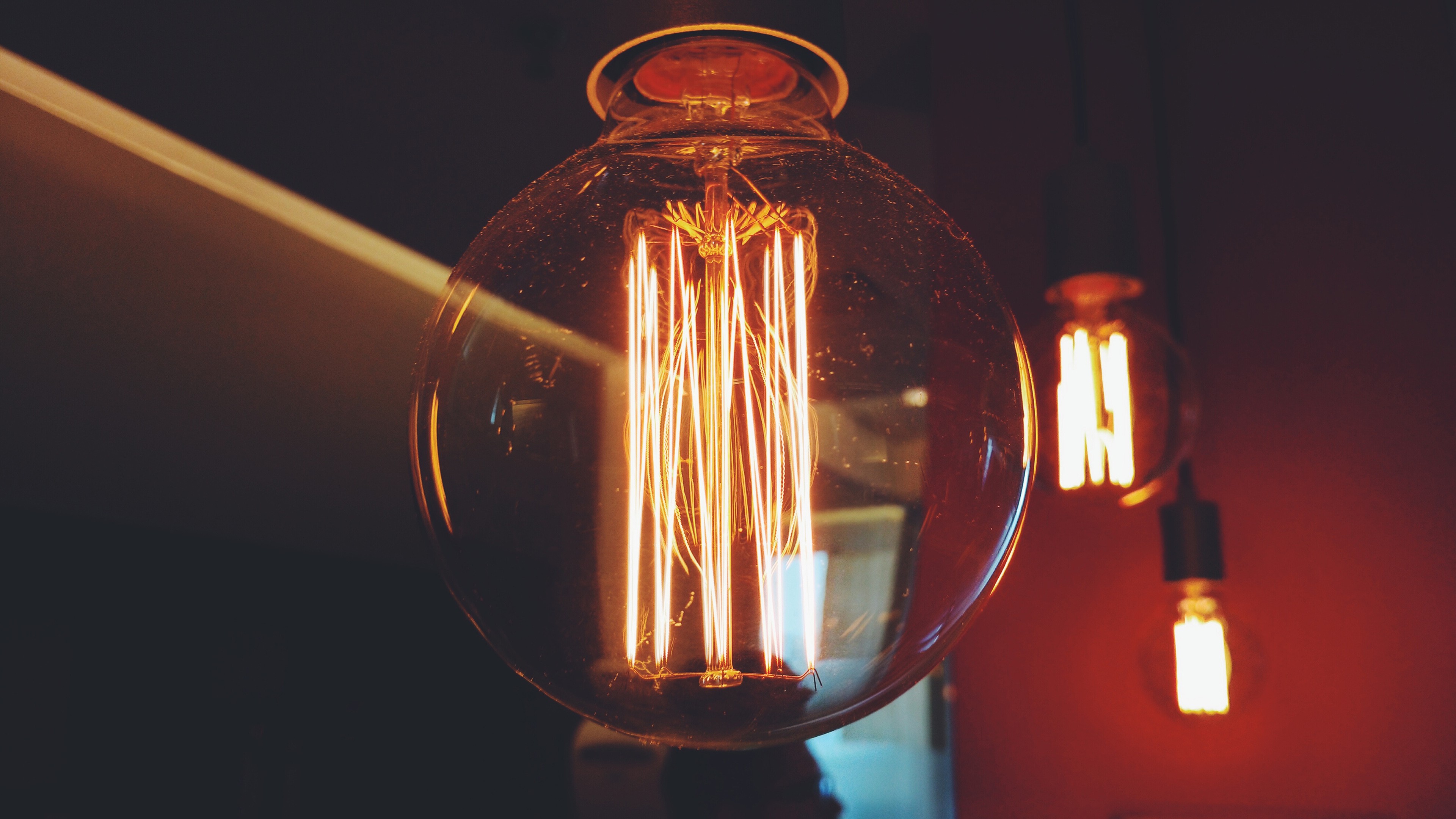 Close-up of vintage Edison light bulbs HD Wallpaper
