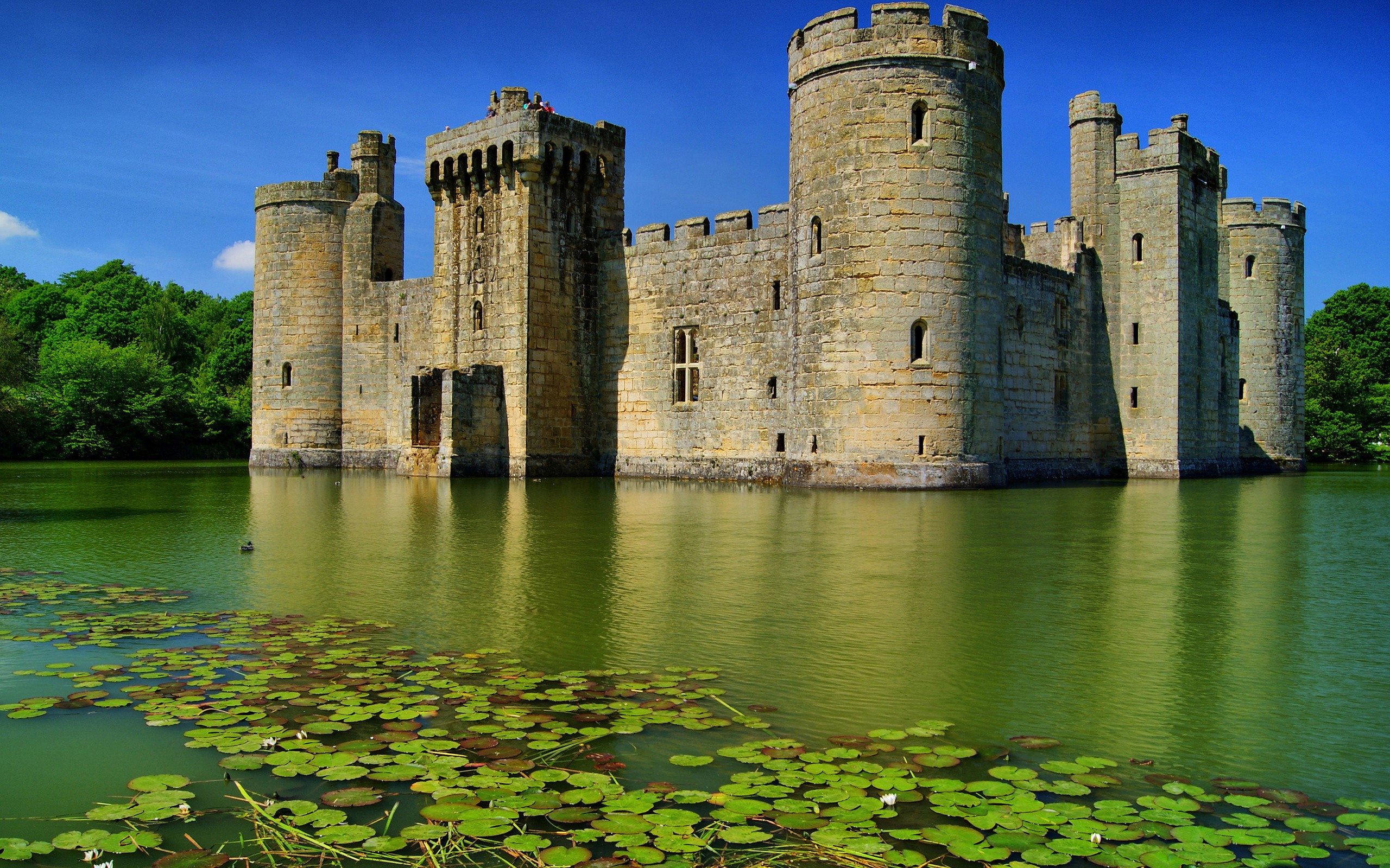 Bodiam Castle surrounded by a moat HD Wallpaper