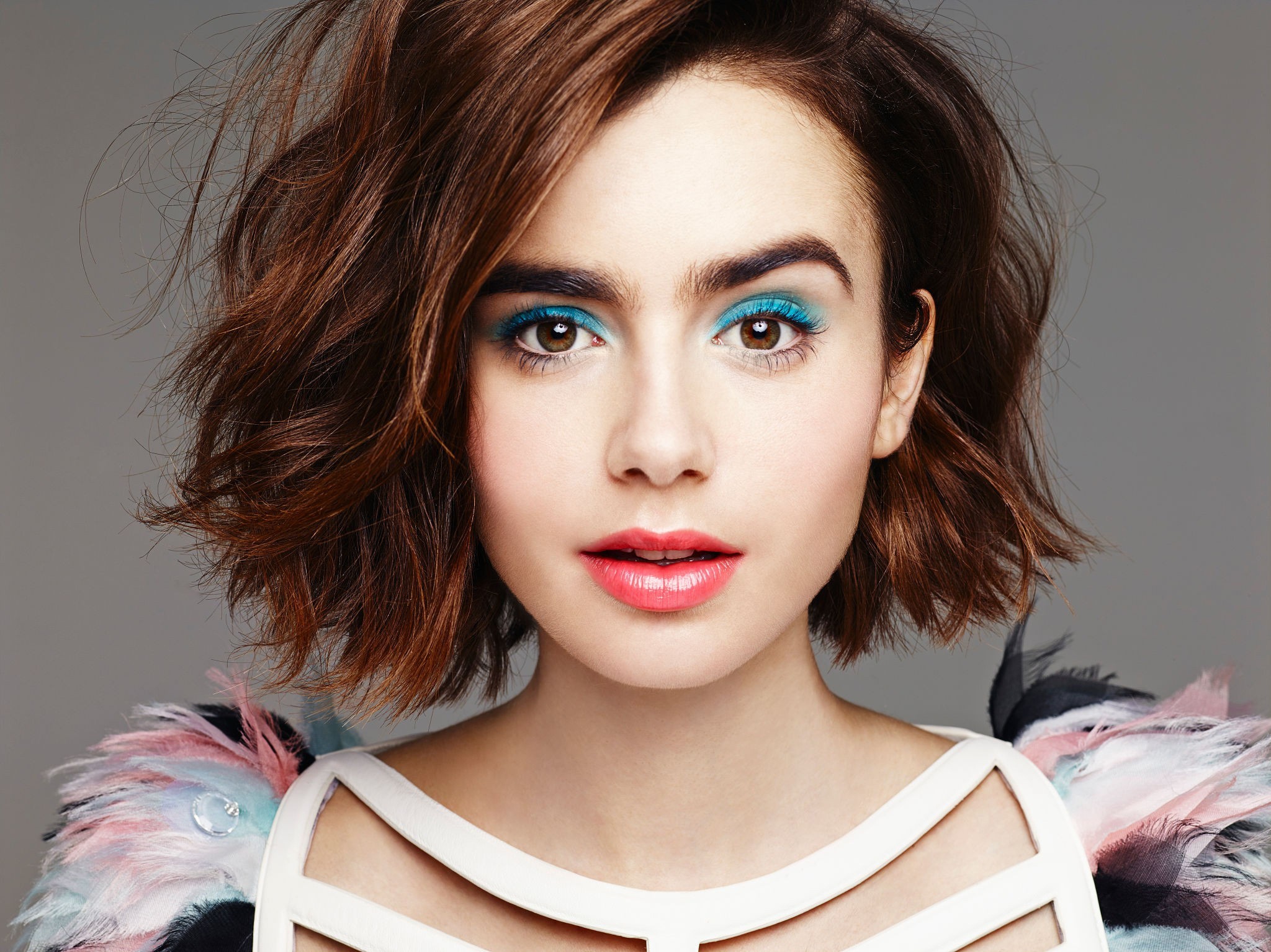 Lily Collins with blue eyeshadow and pink lipstick HD Wallpaper