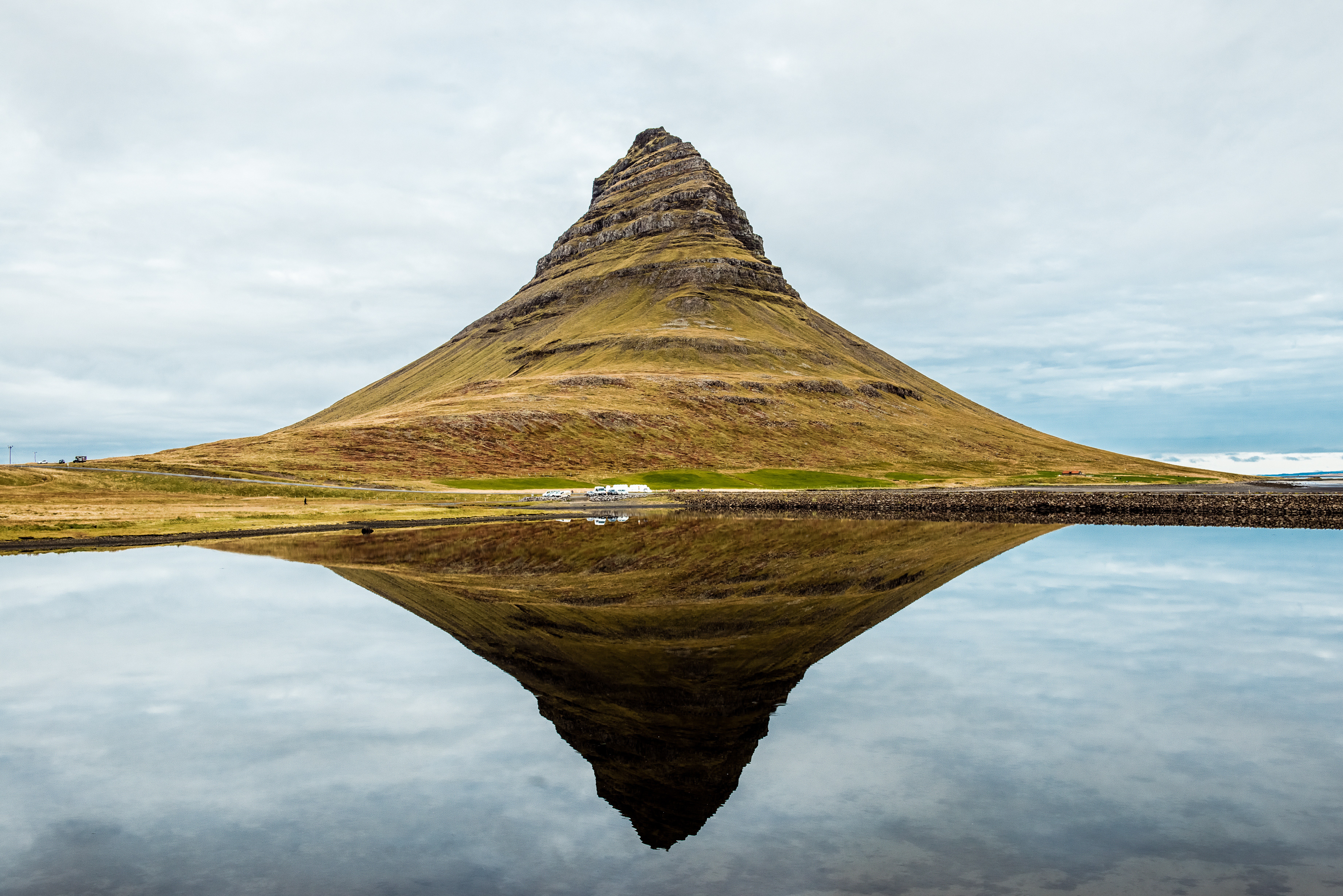 Kirkjufell mountain reflected in water HD Wallpaper