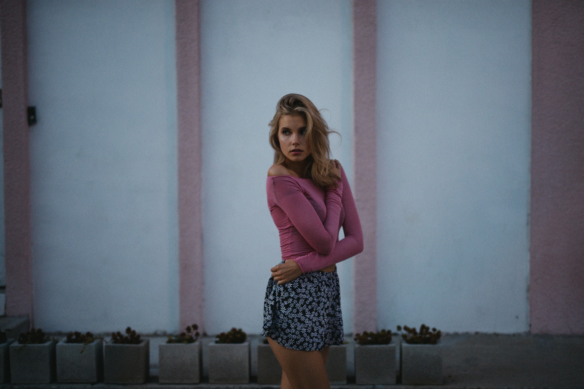 Woman in pink top and floral skirt HD Wallpaper