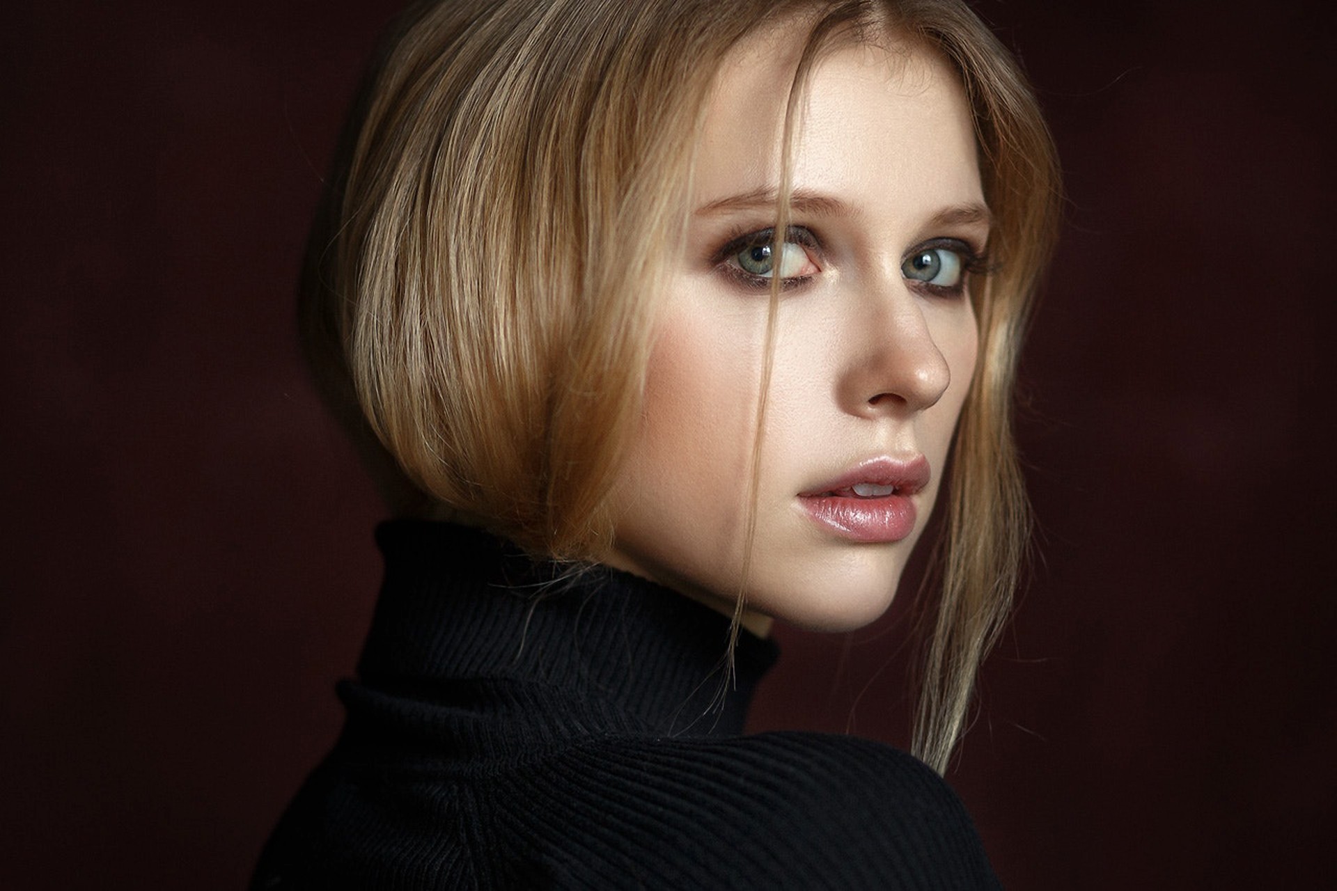 Portrait of a blonde woman with blue eyes HD Wallpaper