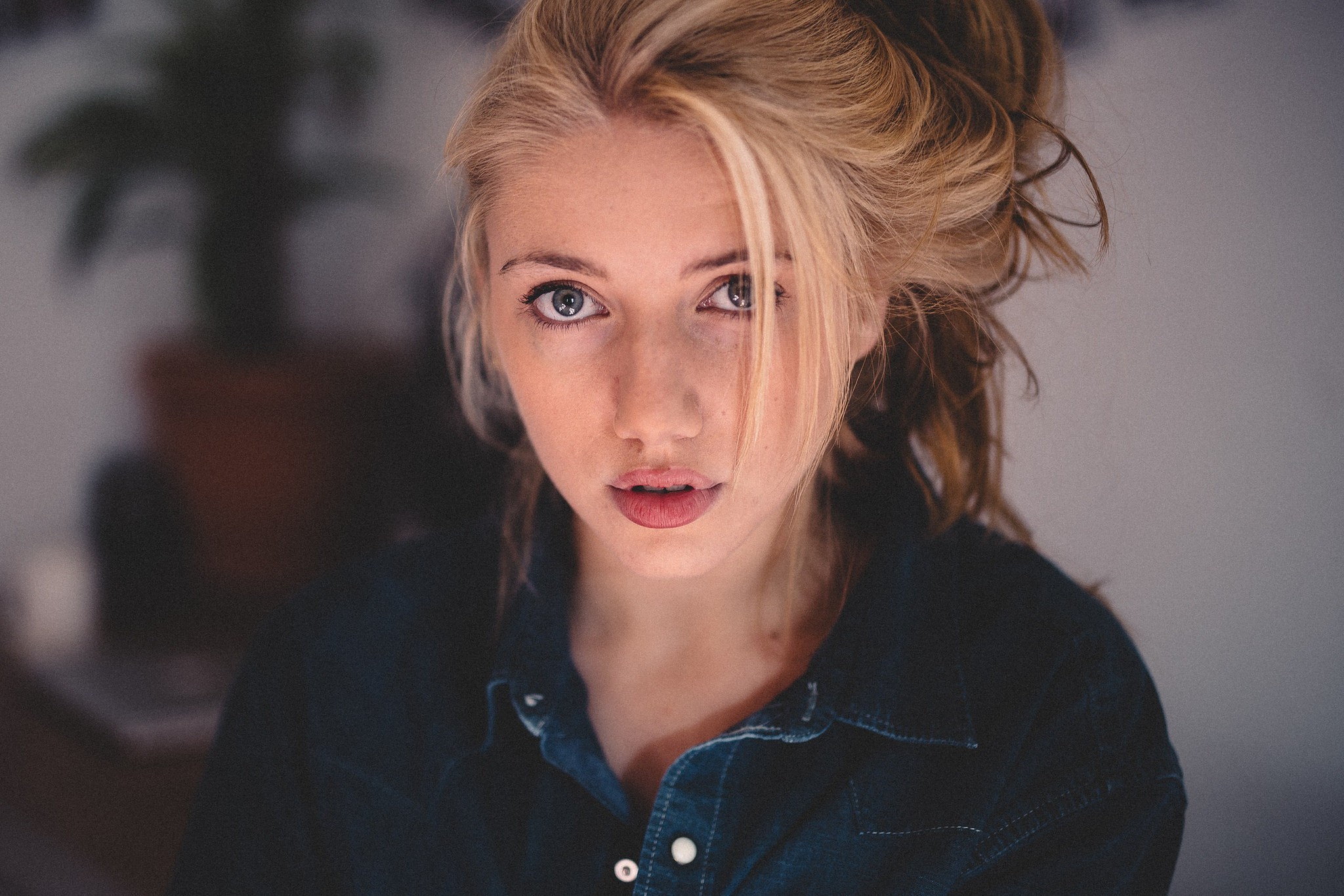 Blonde woman with blue eyes, Judit Belmonte HD Wallpaper