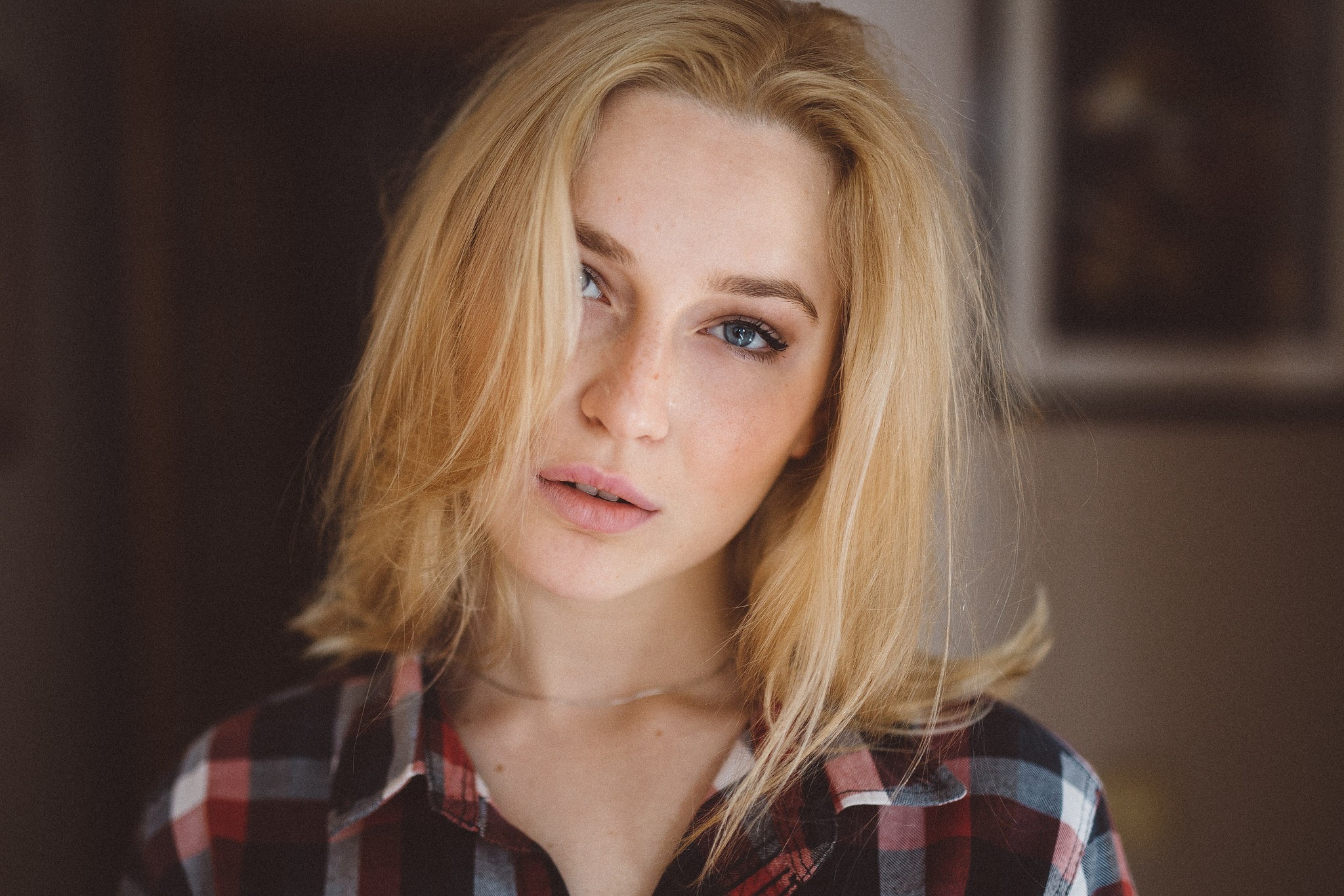 Woman with blonde hair and freckles wearing a plaid shirt HD Wallpaper