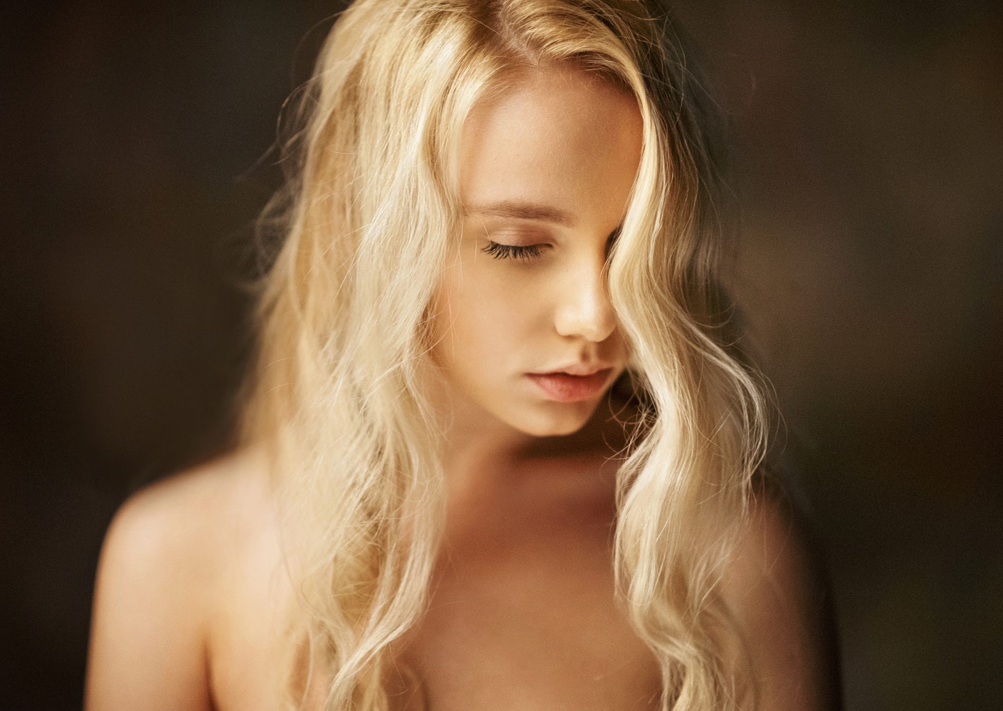 Young woman with blonde hair and bare shoulders HD Wallpaper