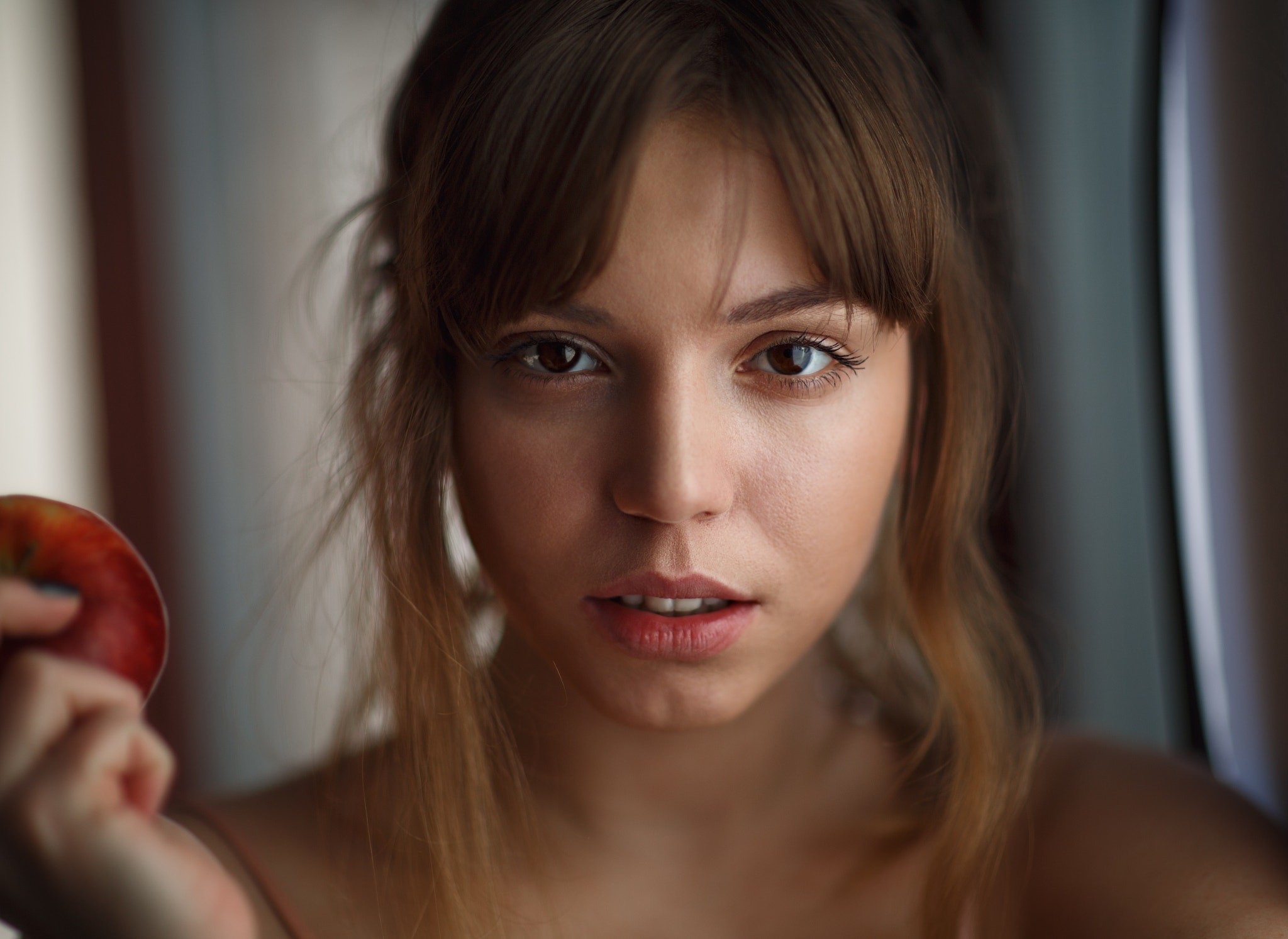 Woman holding an apple, portrait HD Wallpaper