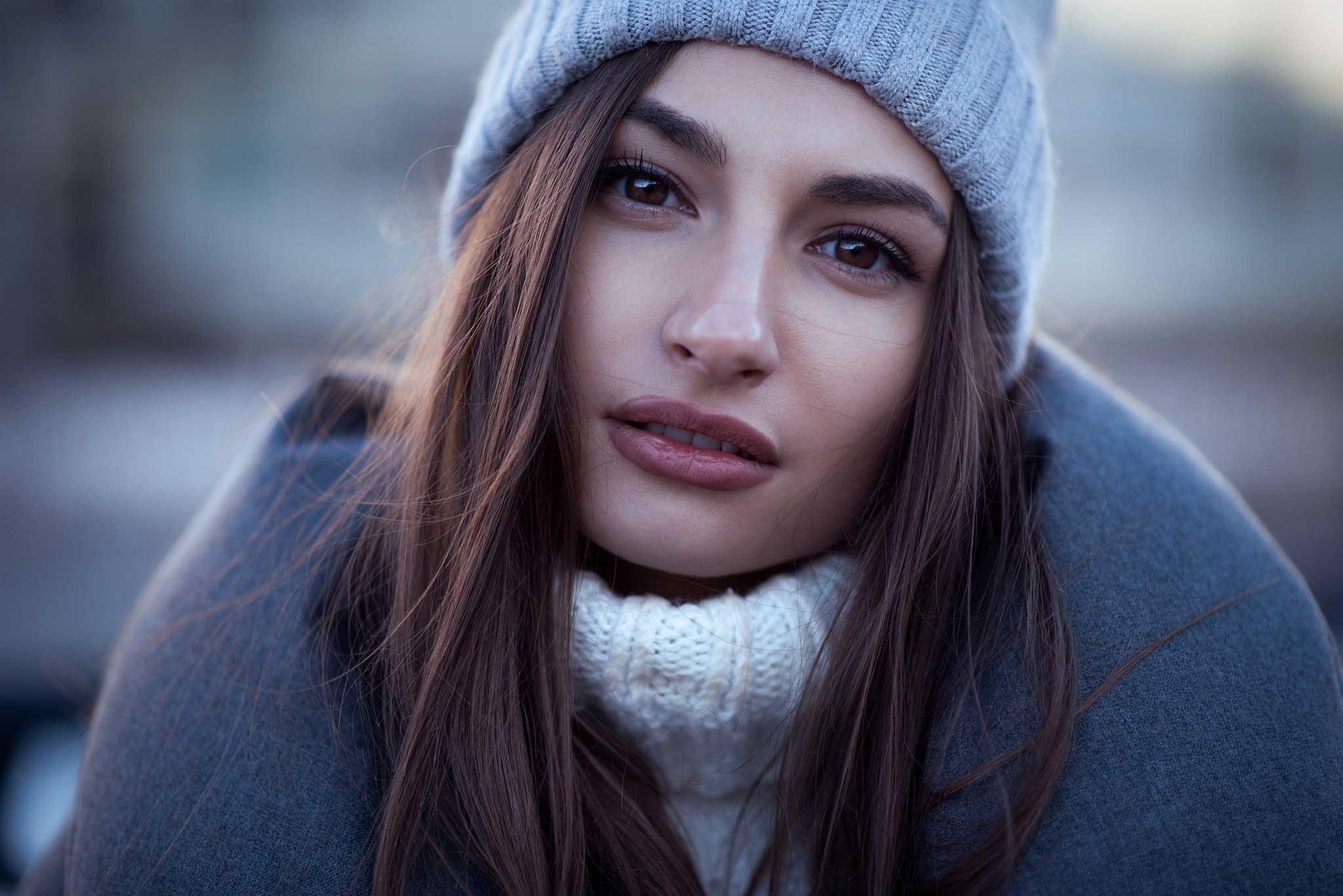 Portrait of a woman wearing a grey beanie and white turtleneck HD Wallpaper