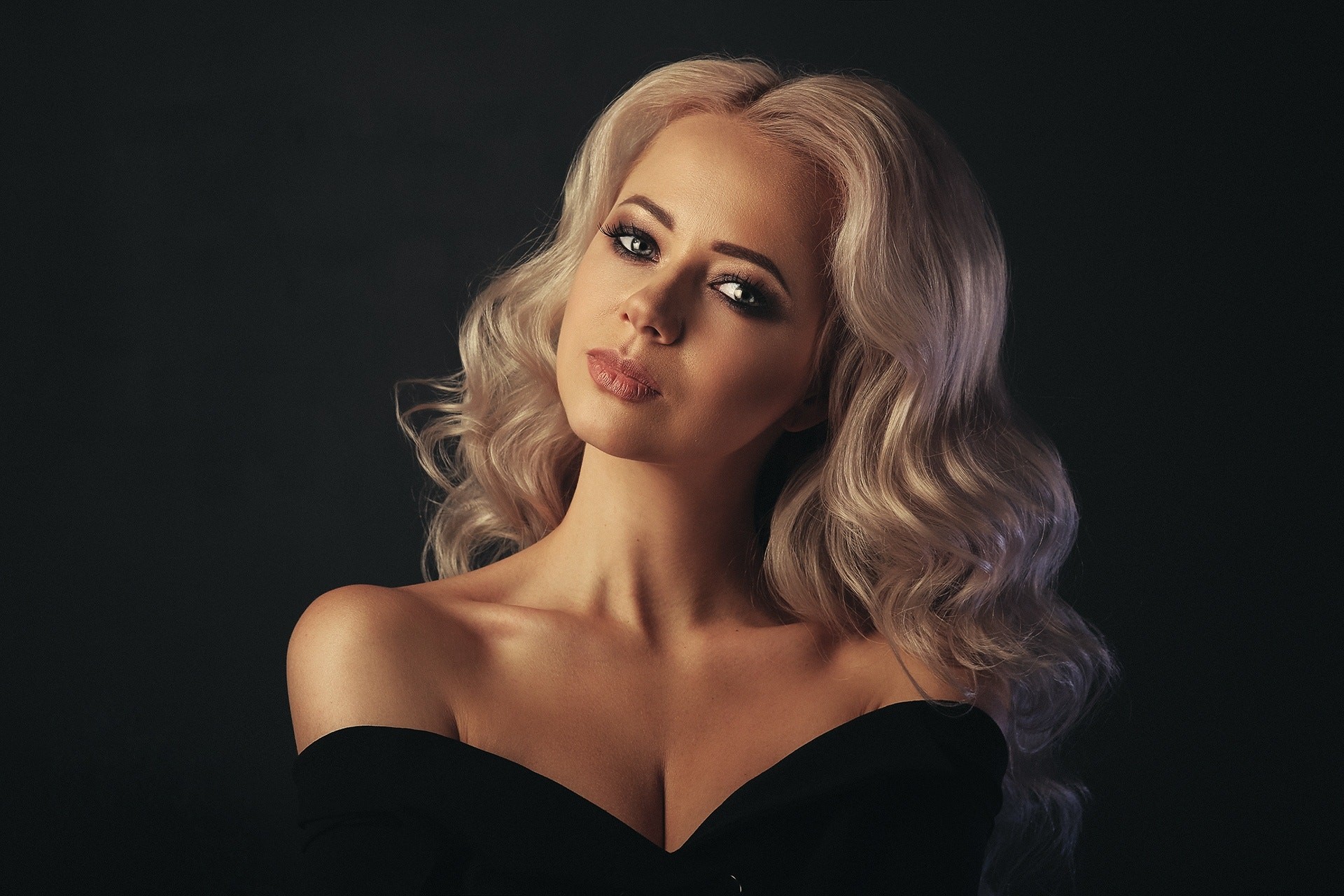 Portrait of a woman with wavy blonde hair HD Wallpaper