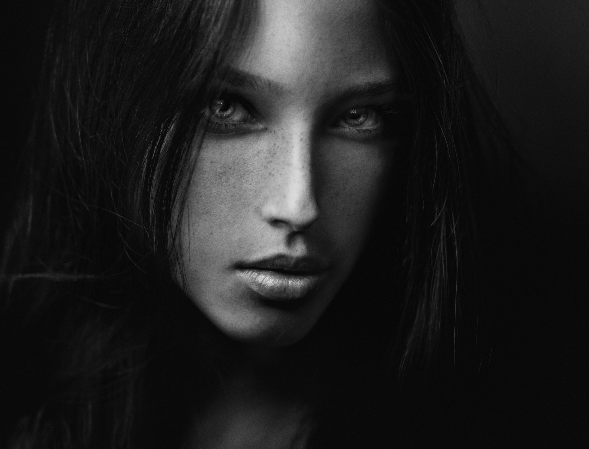 Monochrome portrait of a woman with freckles HD Wallpaper