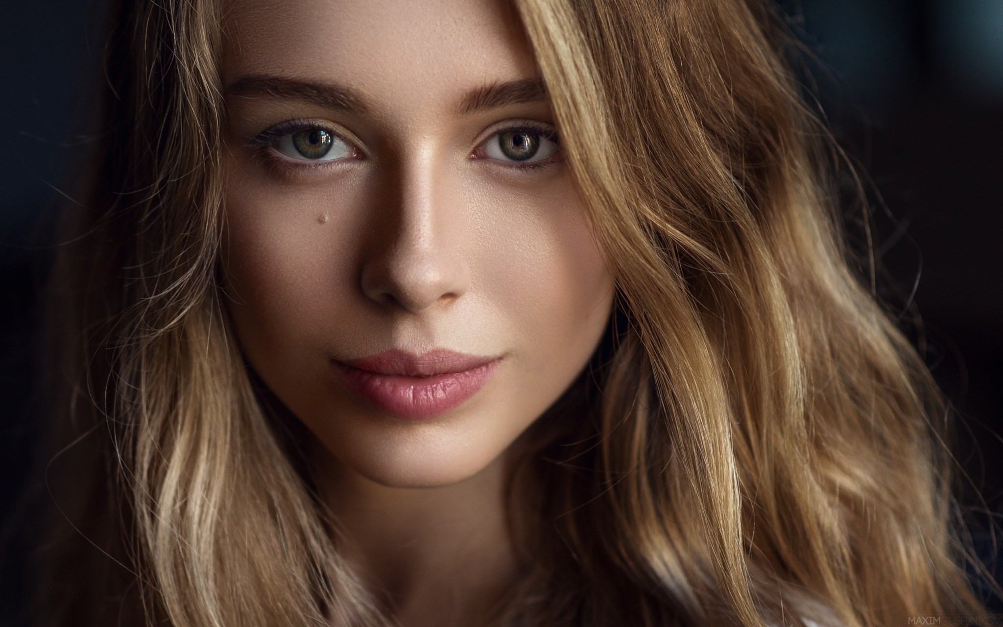 Portrait of a blonde woman HD Wallpaper