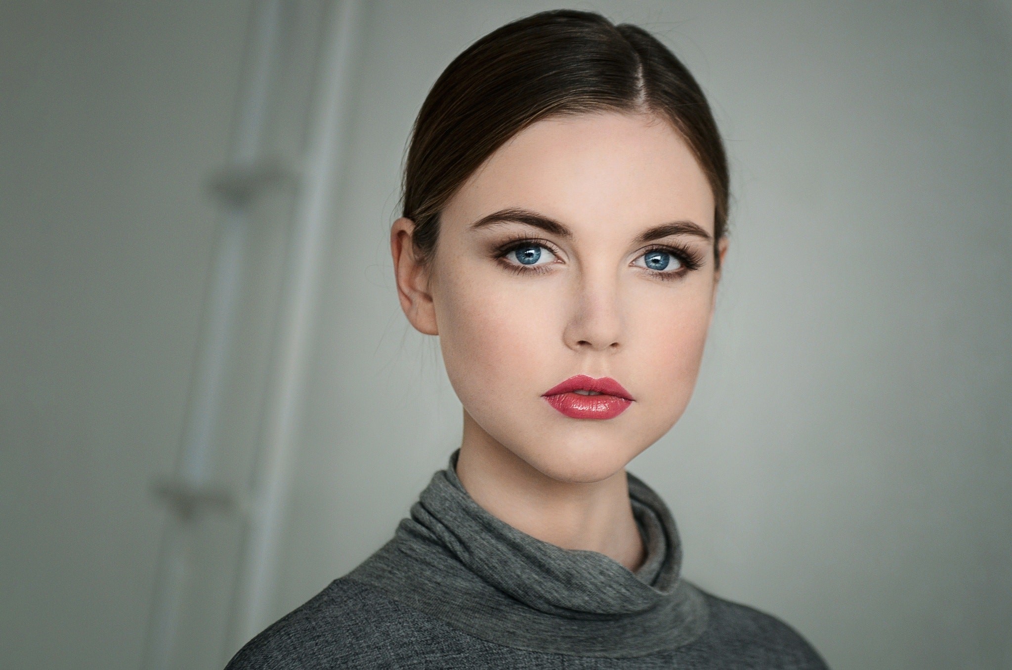 Woman with blue eyes and pink lipstick HD Wallpaper