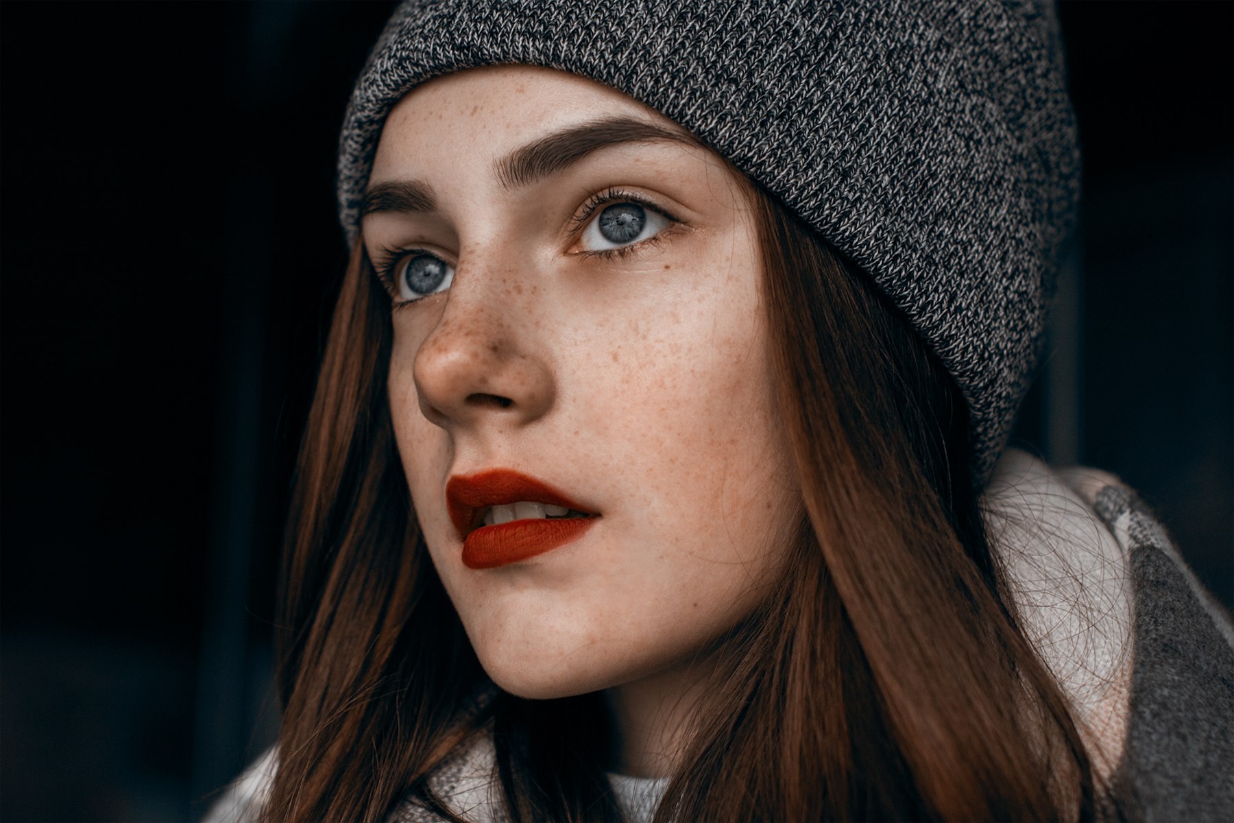 Woman with freckles and red lipstick wearing a beanie HD Wallpaper